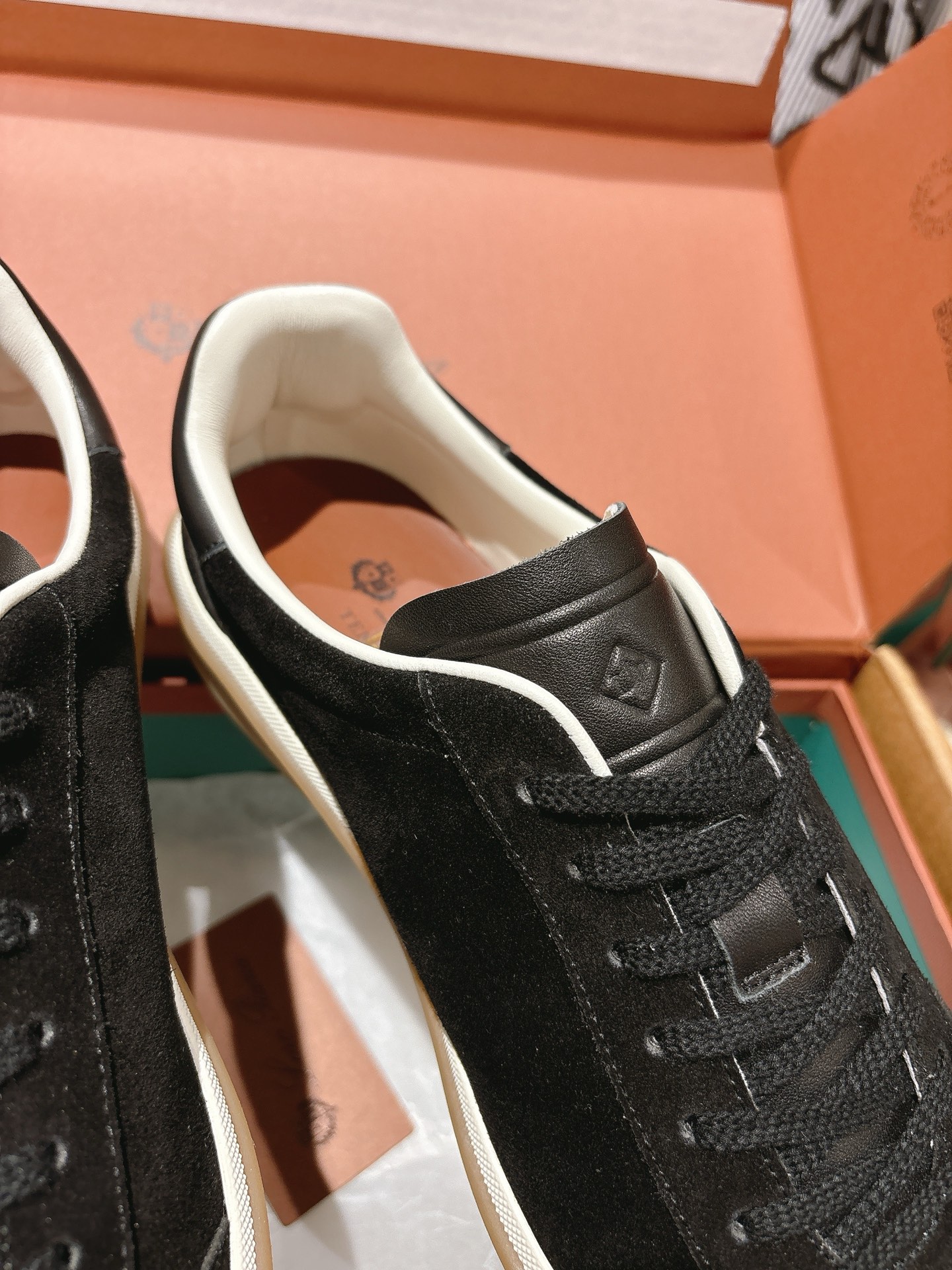 
Loropiana Tennis Walk 德训运动鞋
这款Tennis Walk运动鞋采用粒面牛皮革制成，设计精致、灵活百搭，适合全年穿着。这款鞋履采用超低帮设计，搭配焦糖色杯型鞋底和米白色橡胶包边，呈现独特的双层鞋底视觉效果。Kummel色调鞋跟嵌饰也十分引人注目。鞋跟处饰有Kummel色嵌饰，鞋舌压印LP徽标，棉质系带开合，原版橡胶鞋底
材料：牛皮/牛反绒
码数：35-44（女41男38.45定制不退换）