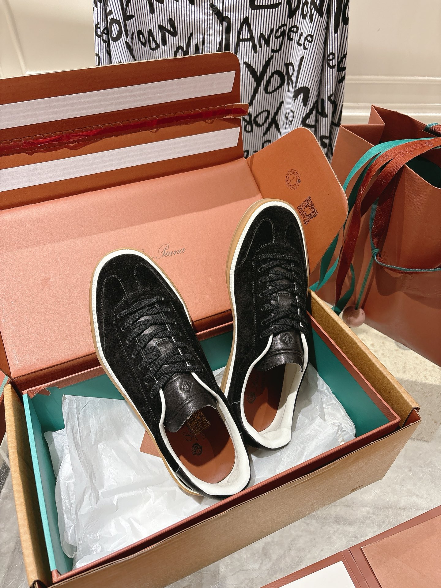 
Loropiana Tennis Walk 德训运动鞋
这款Tennis Walk运动鞋采用粒面牛皮革制成，设计精致、灵活百搭，适合全年穿着。这款鞋履采用超低帮设计，搭配焦糖色杯型鞋底和米白色橡胶包边，呈现独特的双层鞋底视觉效果。Kummel色调鞋跟嵌饰也十分引人注目。鞋跟处饰有Kummel色嵌饰，鞋舌压印LP徽标，棉质系带开合，原版橡胶鞋底
材料：牛皮/牛反绒
码数：35-44（女41男38.45定制不退换）