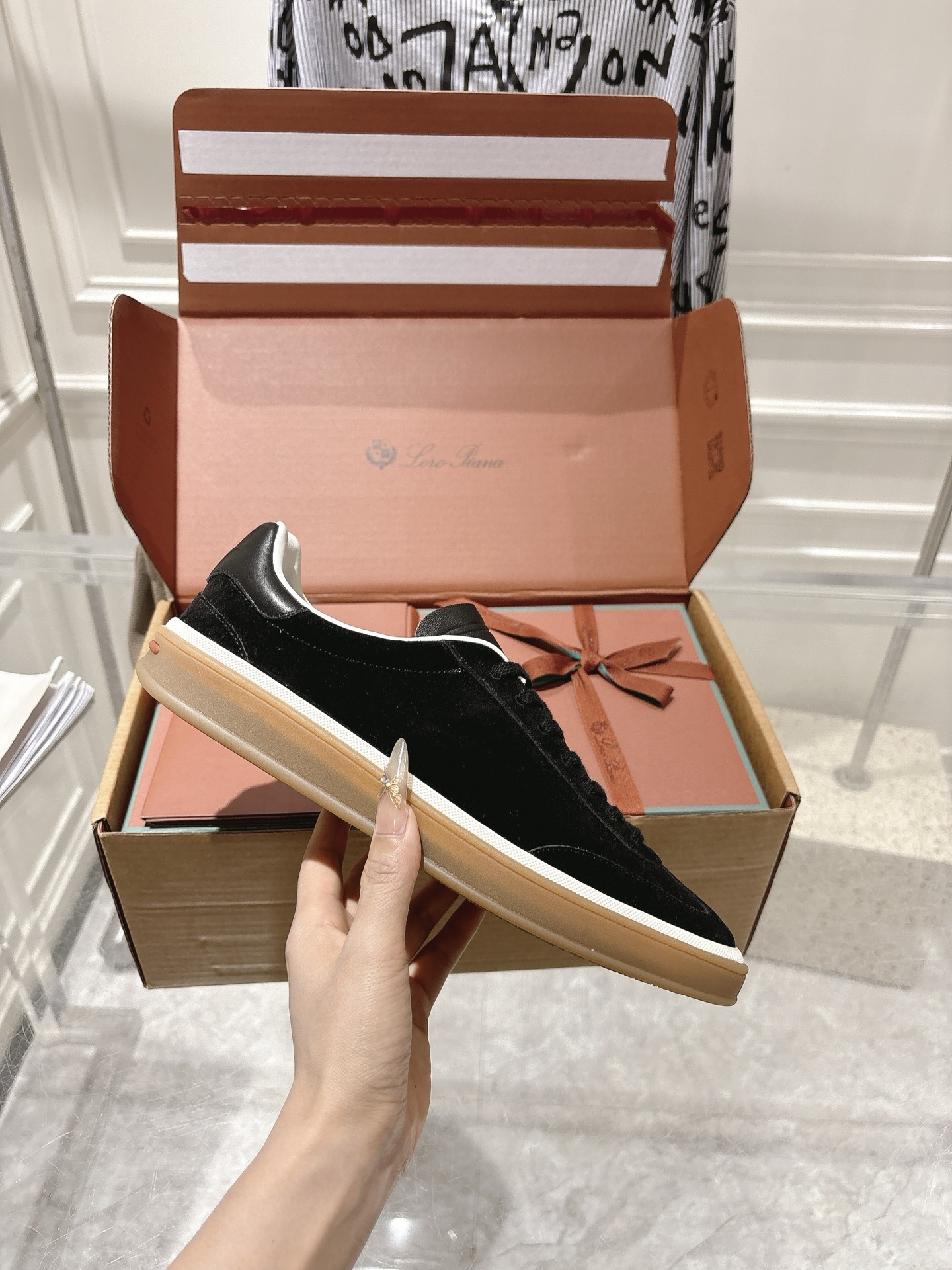 
Loropiana Tennis Walk 德训运动鞋
这款Tennis Walk运动鞋采用粒面牛皮革制成，设计精致、灵活百搭，适合全年穿着。这款鞋履采用超低帮设计，搭配焦糖色杯型鞋底和米白色橡胶包边，呈现独特的双层鞋底视觉效果。Kummel色调鞋跟嵌饰也十分引人注目。鞋跟处饰有Kummel色嵌饰，鞋舌压印LP徽标，棉质系带开合，原版橡胶鞋底
材料：牛皮/牛反绒
码数：35-44（女41男38.45定制不退换）