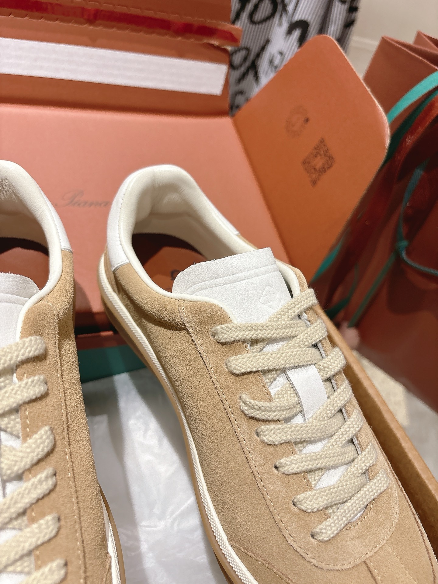 
Loropiana Tennis Walk 德训运动鞋
这款Tennis Walk运动鞋采用粒面牛皮革制成，设计精致、灵活百搭，适合全年穿着。这款鞋履采用超低帮设计，搭配焦糖色杯型鞋底和米白色橡胶包边，呈现独特的双层鞋底视觉效果。Kummel色调鞋跟嵌饰也十分引人注目。鞋跟处饰有Kummel色嵌饰，鞋舌压印LP徽标，棉质系带开合，原版橡胶鞋底
材料：牛皮/牛反绒
码数：35-44（女41男38.45定制不退换）