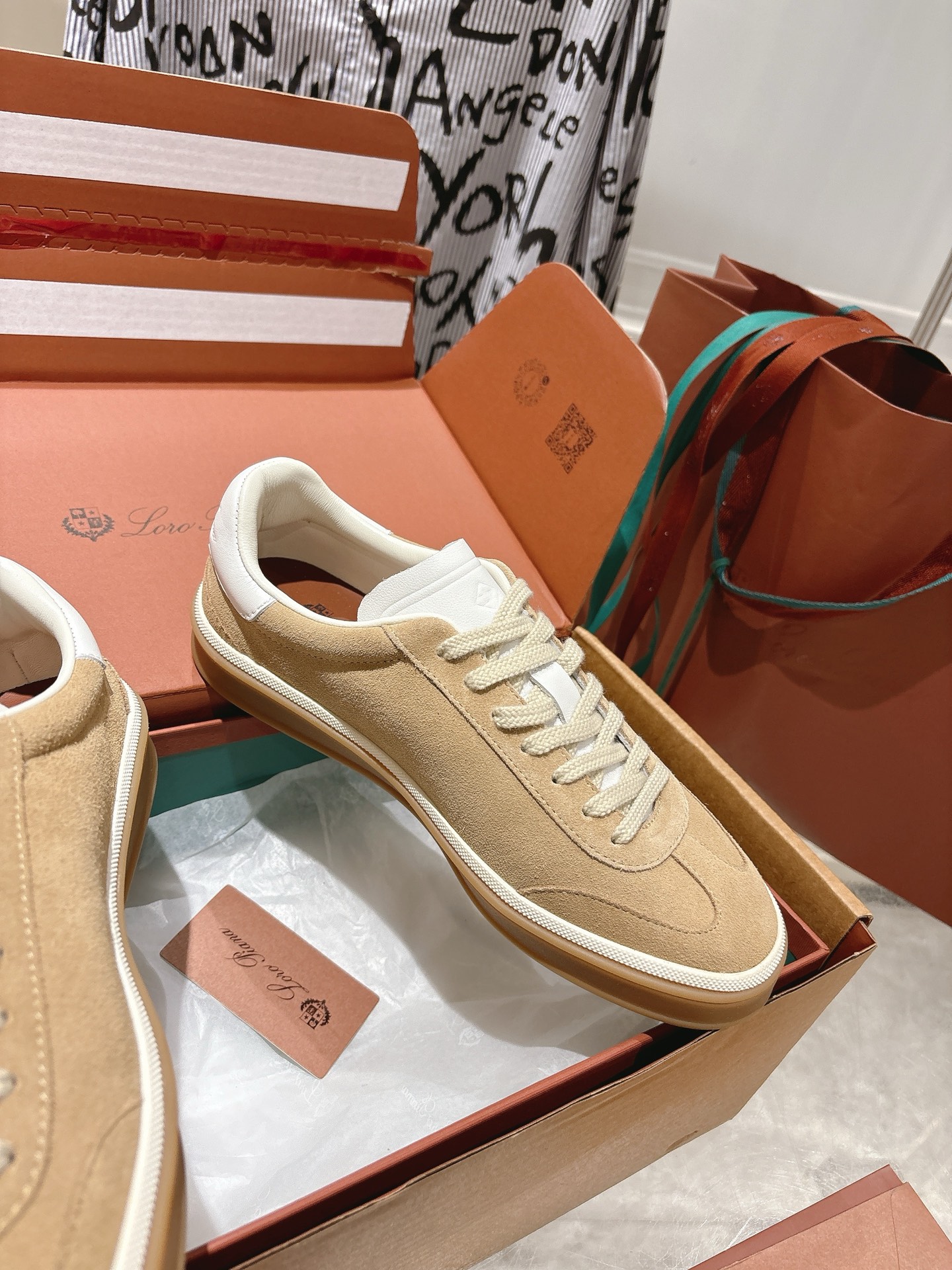 
Loropiana Tennis Walk 德训运动鞋
这款Tennis Walk运动鞋采用粒面牛皮革制成，设计精致、灵活百搭，适合全年穿着。这款鞋履采用超低帮设计，搭配焦糖色杯型鞋底和米白色橡胶包边，呈现独特的双层鞋底视觉效果。Kummel色调鞋跟嵌饰也十分引人注目。鞋跟处饰有Kummel色嵌饰，鞋舌压印LP徽标，棉质系带开合，原版橡胶鞋底
材料：牛皮/牛反绒
码数：35-44（女41男38.45定制不退换）