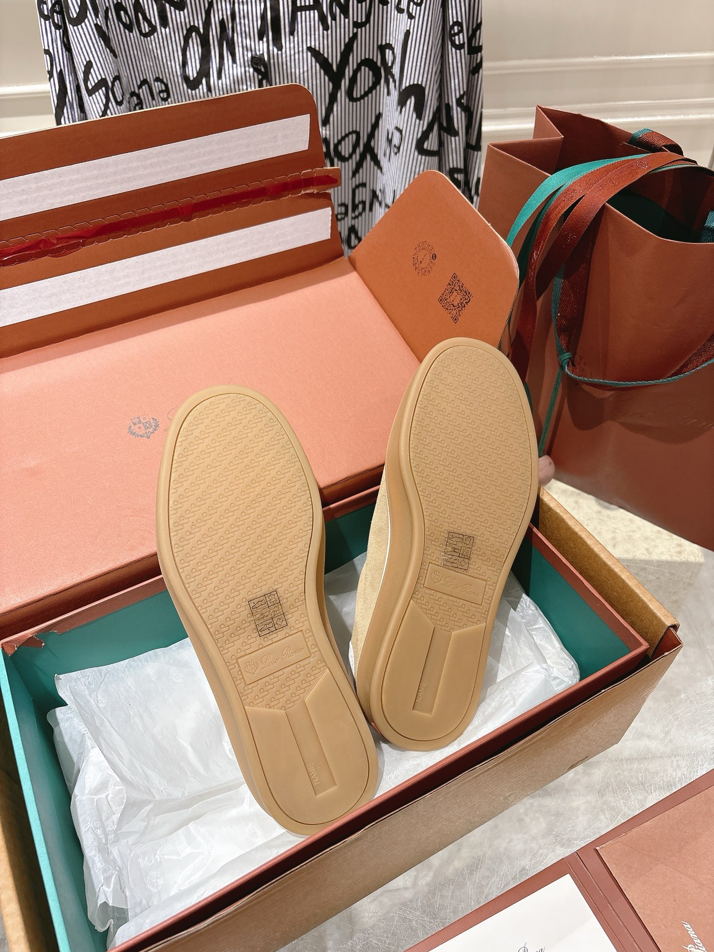 
Loropiana Tennis Walk 德训运动鞋
这款Tennis Walk运动鞋采用粒面牛皮革制成，设计精致、灵活百搭，适合全年穿着。这款鞋履采用超低帮设计，搭配焦糖色杯型鞋底和米白色橡胶包边，呈现独特的双层鞋底视觉效果。Kummel色调鞋跟嵌饰也十分引人注目。鞋跟处饰有Kummel色嵌饰，鞋舌压印LP徽标，棉质系带开合，原版橡胶鞋底
材料：牛皮/牛反绒
码数：35-44（女41男38.45定制不退换）