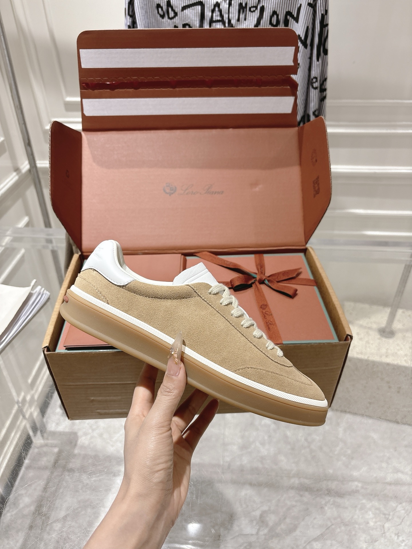 
Loropiana Tennis Walk 德训运动鞋
这款Tennis Walk运动鞋采用粒面牛皮革制成，设计精致、灵活百搭，适合全年穿着。这款鞋履采用超低帮设计，搭配焦糖色杯型鞋底和米白色橡胶包边，呈现独特的双层鞋底视觉效果。Kummel色调鞋跟嵌饰也十分引人注目。鞋跟处饰有Kummel色嵌饰，鞋舌压印LP徽标，棉质系带开合，原版橡胶鞋底
材料：牛皮/牛反绒
码数：35-44（女41男38.45定制不退换）