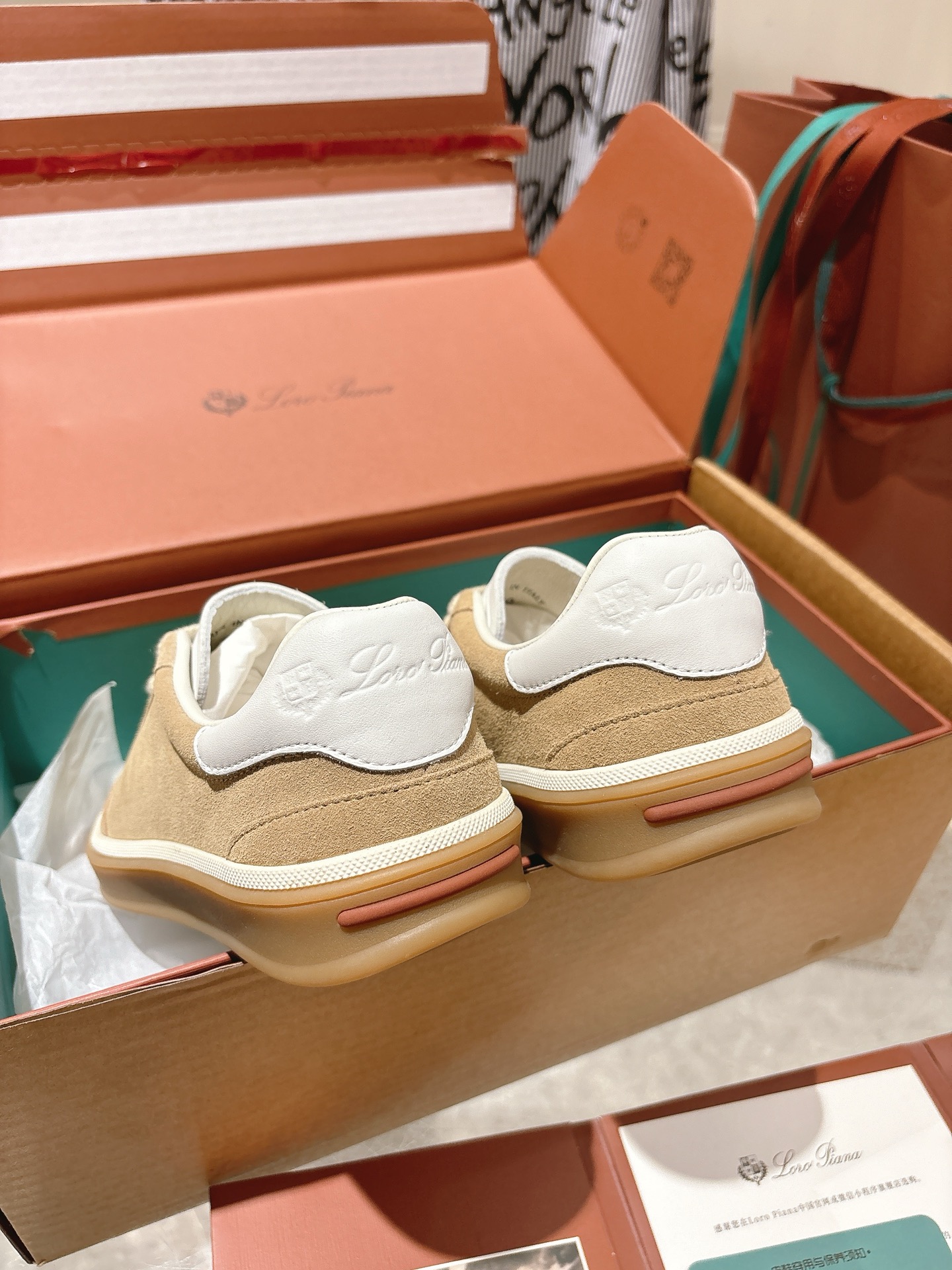 
Loropiana Tennis Walk 德训运动鞋
这款Tennis Walk运动鞋采用粒面牛皮革制成，设计精致、灵活百搭，适合全年穿着。这款鞋履采用超低帮设计，搭配焦糖色杯型鞋底和米白色橡胶包边，呈现独特的双层鞋底视觉效果。Kummel色调鞋跟嵌饰也十分引人注目。鞋跟处饰有Kummel色嵌饰，鞋舌压印LP徽标，棉质系带开合，原版橡胶鞋底
材料：牛皮/牛反绒
码数：35-44（女41男38.45定制不退换）