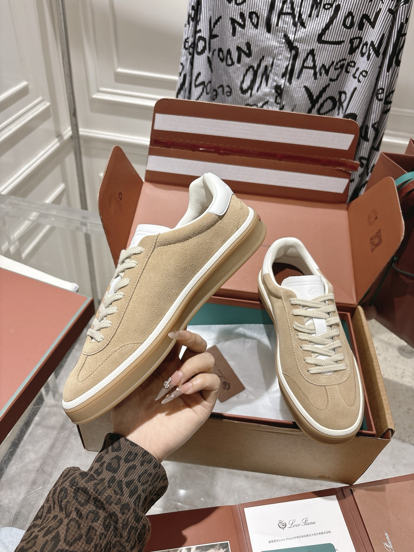 
Loropiana Tennis Walk 德训运动鞋
这款Tennis Walk运动鞋采用粒面牛皮革制成，设计精致、灵活百搭，适合全年穿着。这款鞋履采用超低帮设计，搭配焦糖色杯型鞋底和米白色橡胶包边，呈现独特的双层鞋底视觉效果。Kummel色调鞋跟嵌饰也十分引人注目。鞋跟处饰有Kummel色嵌饰，鞋舌压印LP徽标，棉质系带开合，原版橡胶鞋底
材料：牛皮/牛反绒
码数：35-44（女41男38.45定制不退换）