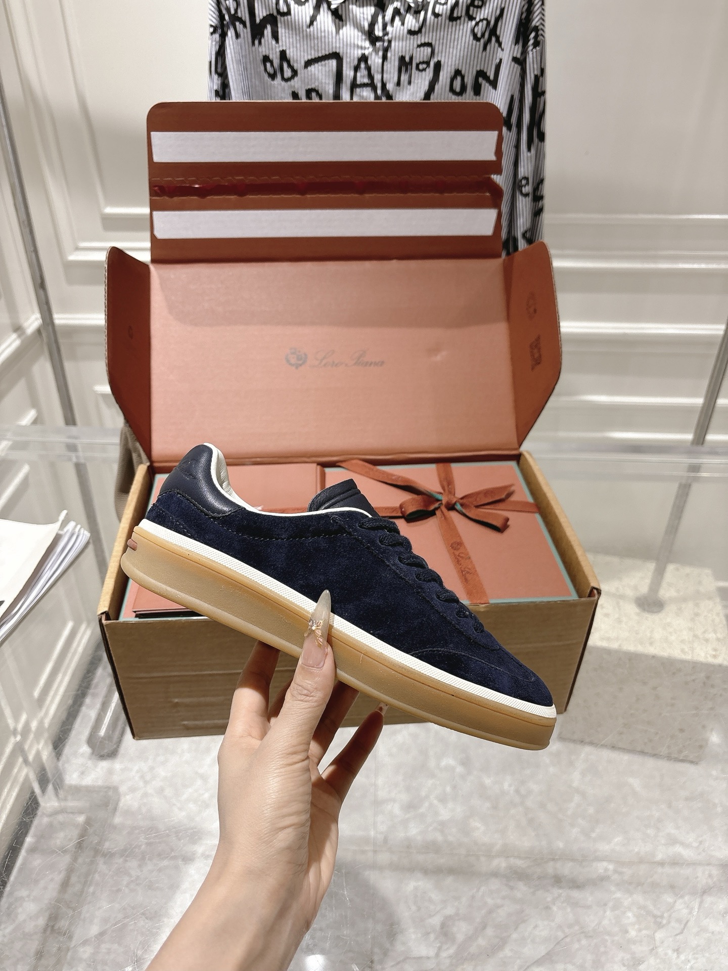 
Loropiana Tennis Walk 德训运动鞋
这款Tennis Walk运动鞋采用粒面牛皮革制成，设计精致、灵活百搭，适合全年穿着。这款鞋履采用超低帮设计，搭配焦糖色杯型鞋底和米白色橡胶包边，呈现独特的双层鞋底视觉效果。Kummel色调鞋跟嵌饰也十分引人注目。鞋跟处饰有Kummel色嵌饰，鞋舌压印LP徽标，棉质系带开合，原版橡胶鞋底
材料：牛皮/牛反绒
码数：35-44（女41男38.45定制不退换）