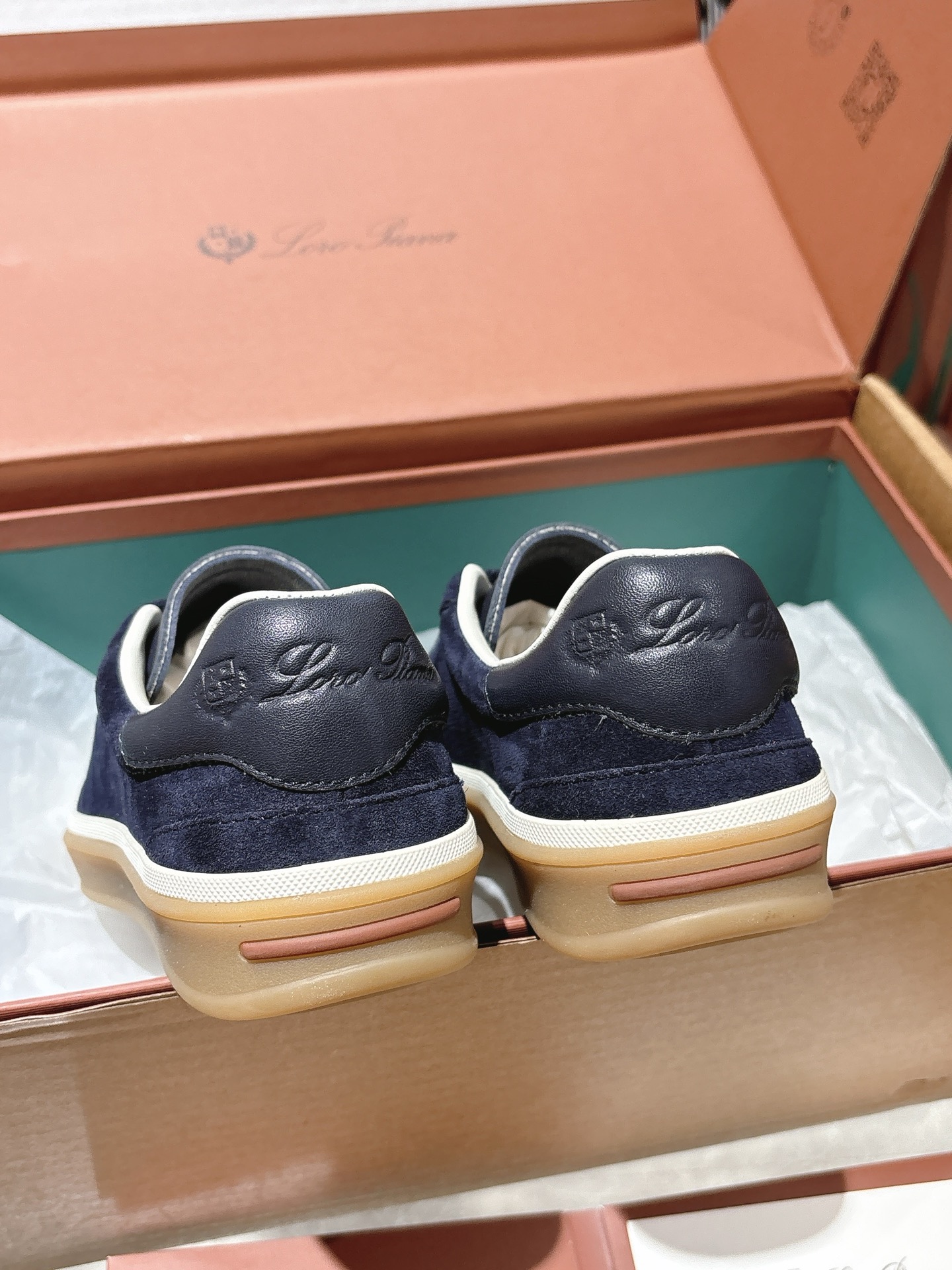 
Loropiana Tennis Walk 德训运动鞋
这款Tennis Walk运动鞋采用粒面牛皮革制成，设计精致、灵活百搭，适合全年穿着。这款鞋履采用超低帮设计，搭配焦糖色杯型鞋底和米白色橡胶包边，呈现独特的双层鞋底视觉效果。Kummel色调鞋跟嵌饰也十分引人注目。鞋跟处饰有Kummel色嵌饰，鞋舌压印LP徽标，棉质系带开合，原版橡胶鞋底
材料：牛皮/牛反绒
码数：35-44（女41男38.45定制不退换）