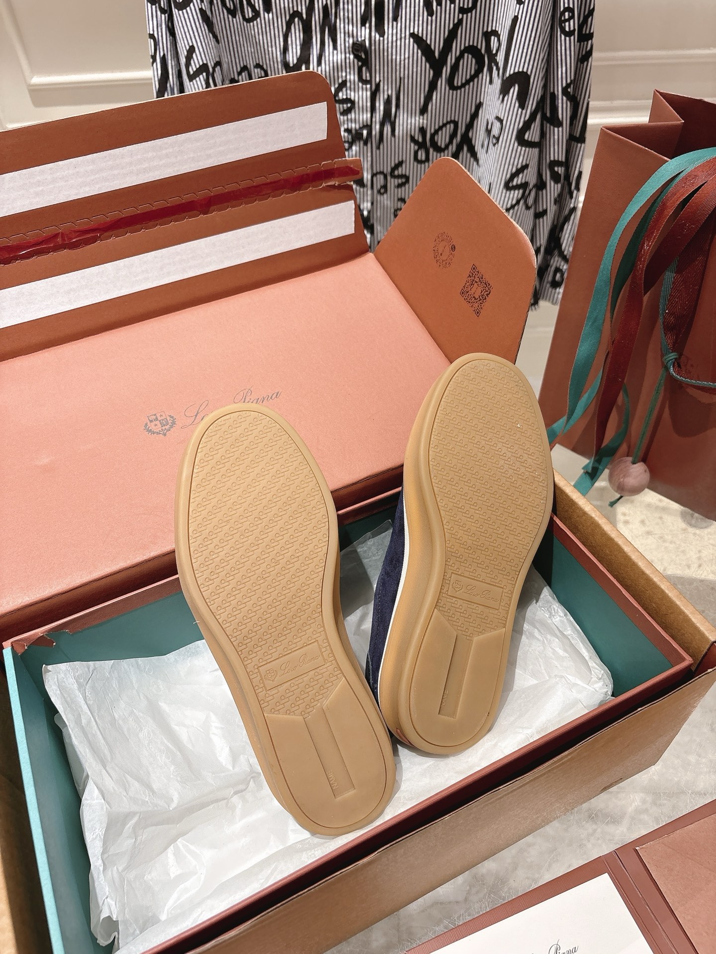 
Loropiana Tennis Walk 德训运动鞋
这款Tennis Walk运动鞋采用粒面牛皮革制成，设计精致、灵活百搭，适合全年穿着。这款鞋履采用超低帮设计，搭配焦糖色杯型鞋底和米白色橡胶包边，呈现独特的双层鞋底视觉效果。Kummel色调鞋跟嵌饰也十分引人注目。鞋跟处饰有Kummel色嵌饰，鞋舌压印LP徽标，棉质系带开合，原版橡胶鞋底
材料：牛皮/牛反绒
码数：35-44（女41男38.45定制不退换）