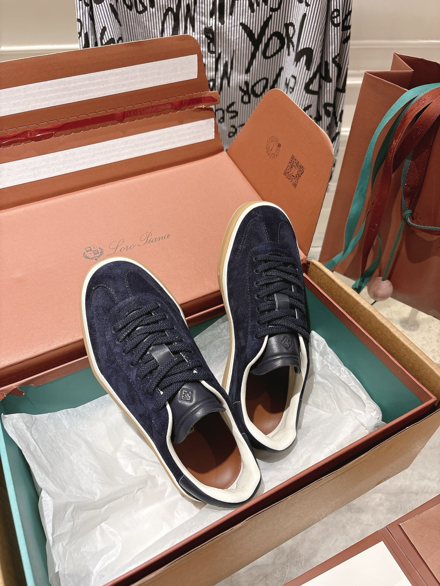 
Loropiana Tennis Walk 德训运动鞋
这款Tennis Walk运动鞋采用粒面牛皮革制成，设计精致、灵活百搭，适合全年穿着。这款鞋履采用超低帮设计，搭配焦糖色杯型鞋底和米白色橡胶包边，呈现独特的双层鞋底视觉效果。Kummel色调鞋跟嵌饰也十分引人注目。鞋跟处饰有Kummel色嵌饰，鞋舌压印LP徽标，棉质系带开合，原版橡胶鞋底
材料：牛皮/牛反绒
码数：35-44（女41男38.45定制不退换）