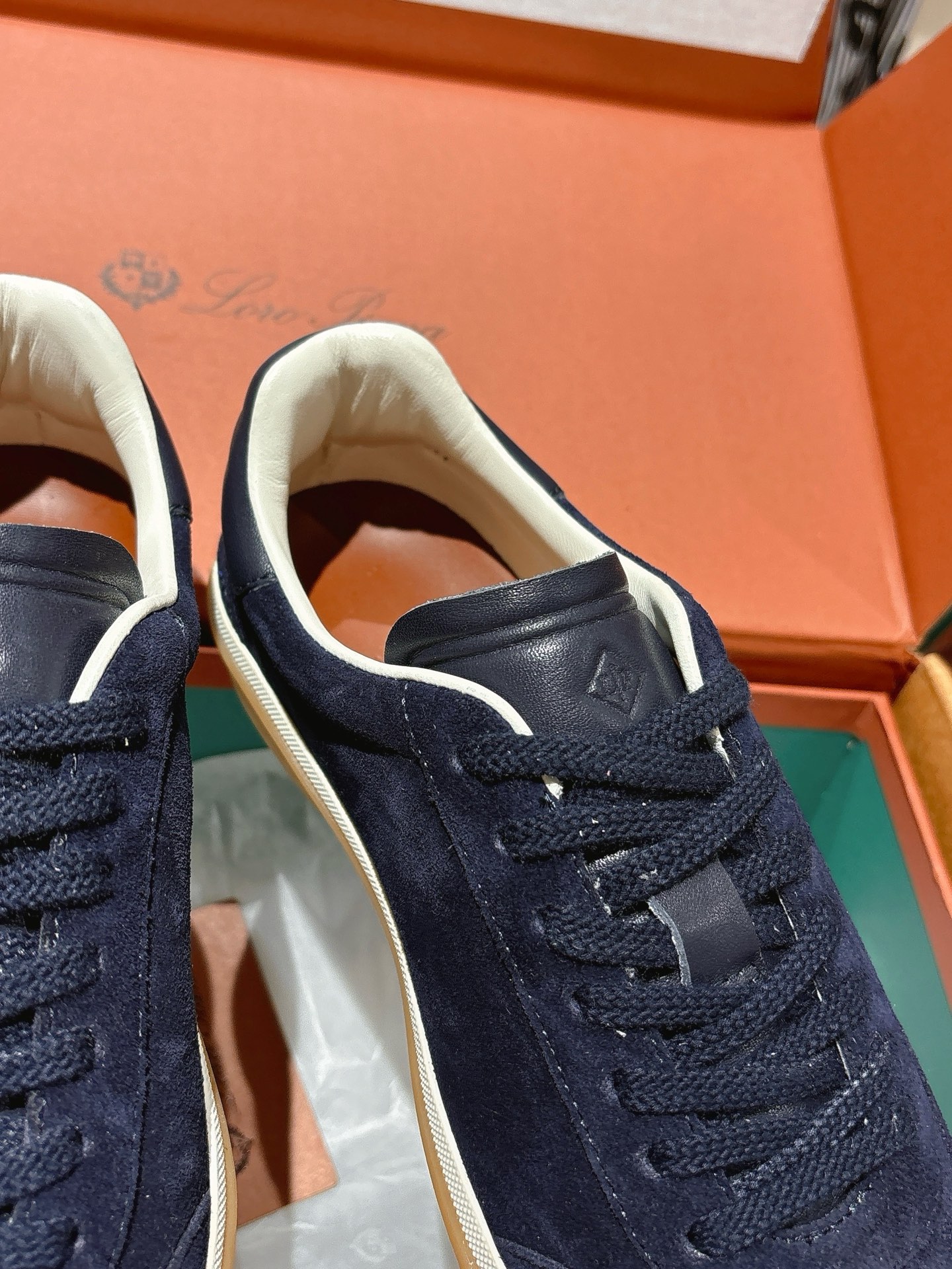 
Loropiana Tennis Walk 德训运动鞋
这款Tennis Walk运动鞋采用粒面牛皮革制成，设计精致、灵活百搭，适合全年穿着。这款鞋履采用超低帮设计，搭配焦糖色杯型鞋底和米白色橡胶包边，呈现独特的双层鞋底视觉效果。Kummel色调鞋跟嵌饰也十分引人注目。鞋跟处饰有Kummel色嵌饰，鞋舌压印LP徽标，棉质系带开合，原版橡胶鞋底
材料：牛皮/牛反绒
码数：35-44（女41男38.45定制不退换）