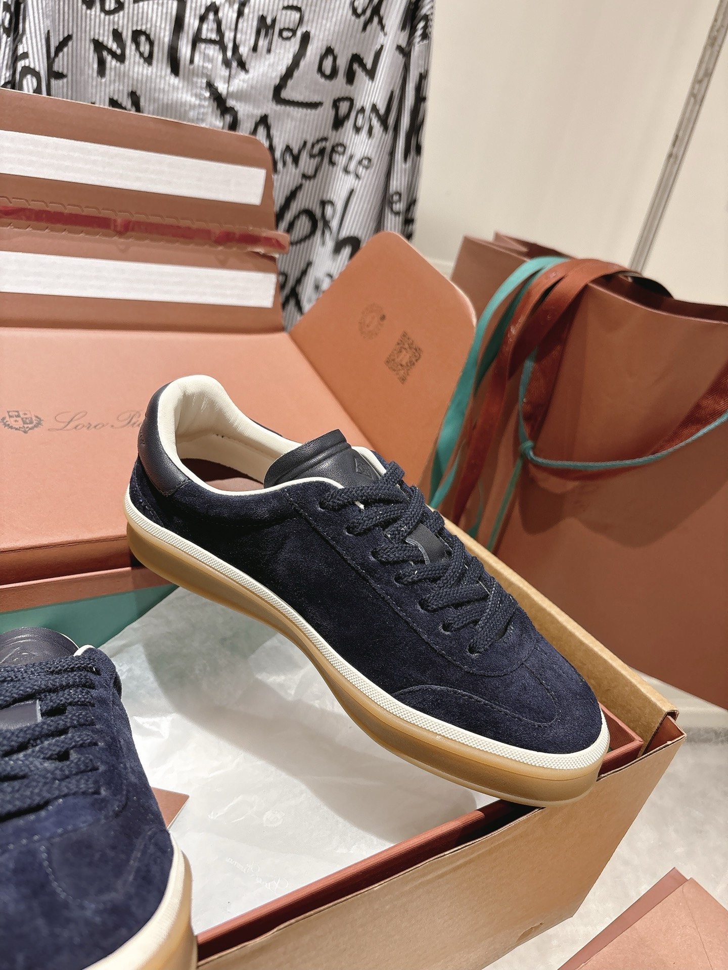 
Loropiana Tennis Walk 德训运动鞋
这款Tennis Walk运动鞋采用粒面牛皮革制成，设计精致、灵活百搭，适合全年穿着。这款鞋履采用超低帮设计，搭配焦糖色杯型鞋底和米白色橡胶包边，呈现独特的双层鞋底视觉效果。Kummel色调鞋跟嵌饰也十分引人注目。鞋跟处饰有Kummel色嵌饰，鞋舌压印LP徽标，棉质系带开合，原版橡胶鞋底
材料：牛皮/牛反绒
码数：35-44（女41男38.45定制不退换）