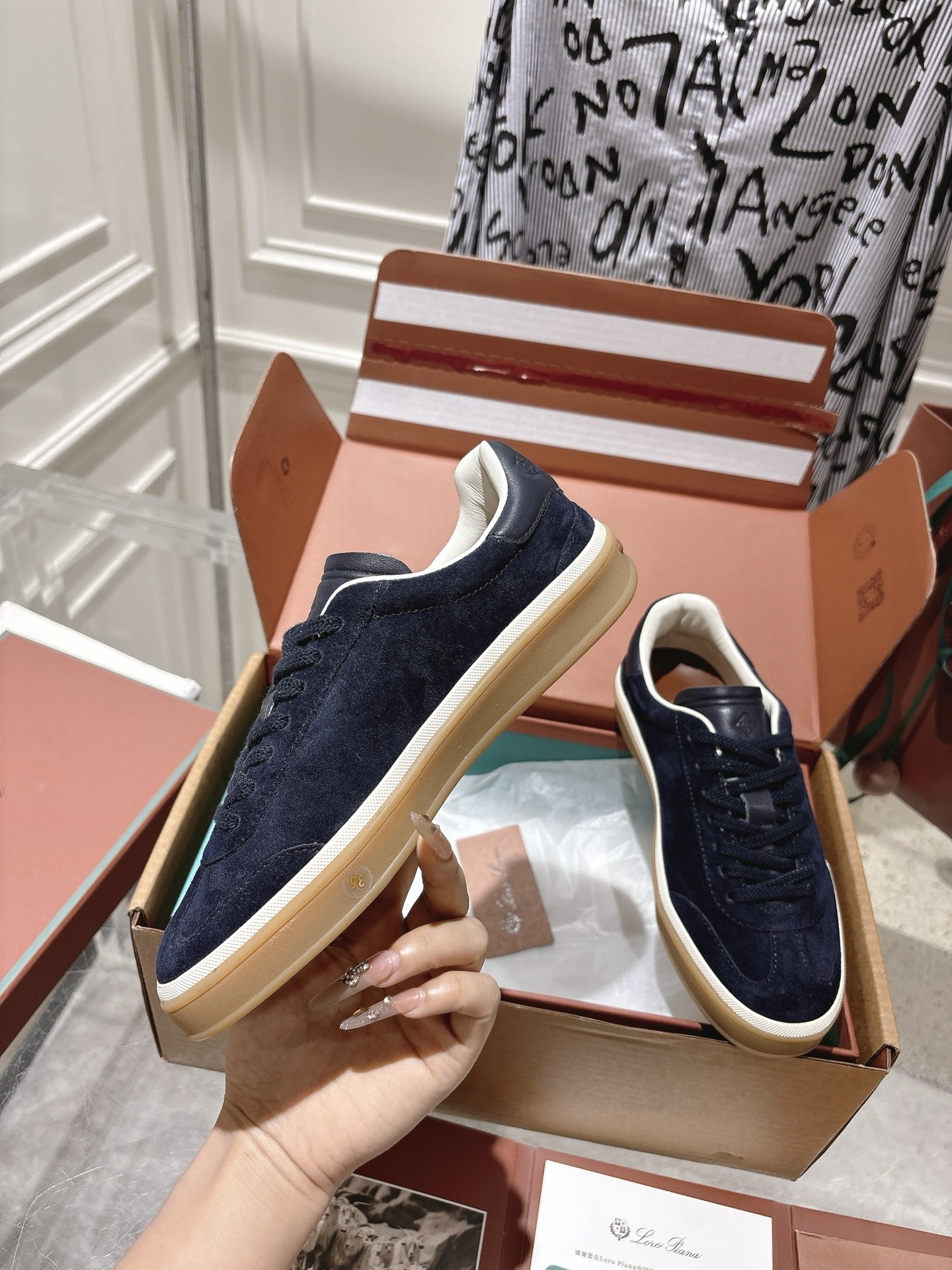 
Loropiana Tennis Walk 德训运动鞋
这款Tennis Walk运动鞋采用粒面牛皮革制成，设计精致、灵活百搭，适合全年穿着。这款鞋履采用超低帮设计，搭配焦糖色杯型鞋底和米白色橡胶包边，呈现独特的双层鞋底视觉效果。Kummel色调鞋跟嵌饰也十分引人注目。鞋跟处饰有Kummel色嵌饰，鞋舌压印LP徽标，棉质系带开合，原版橡胶鞋底
材料：牛皮/牛反绒
码数：35-44（女41男38.45定制不退换）