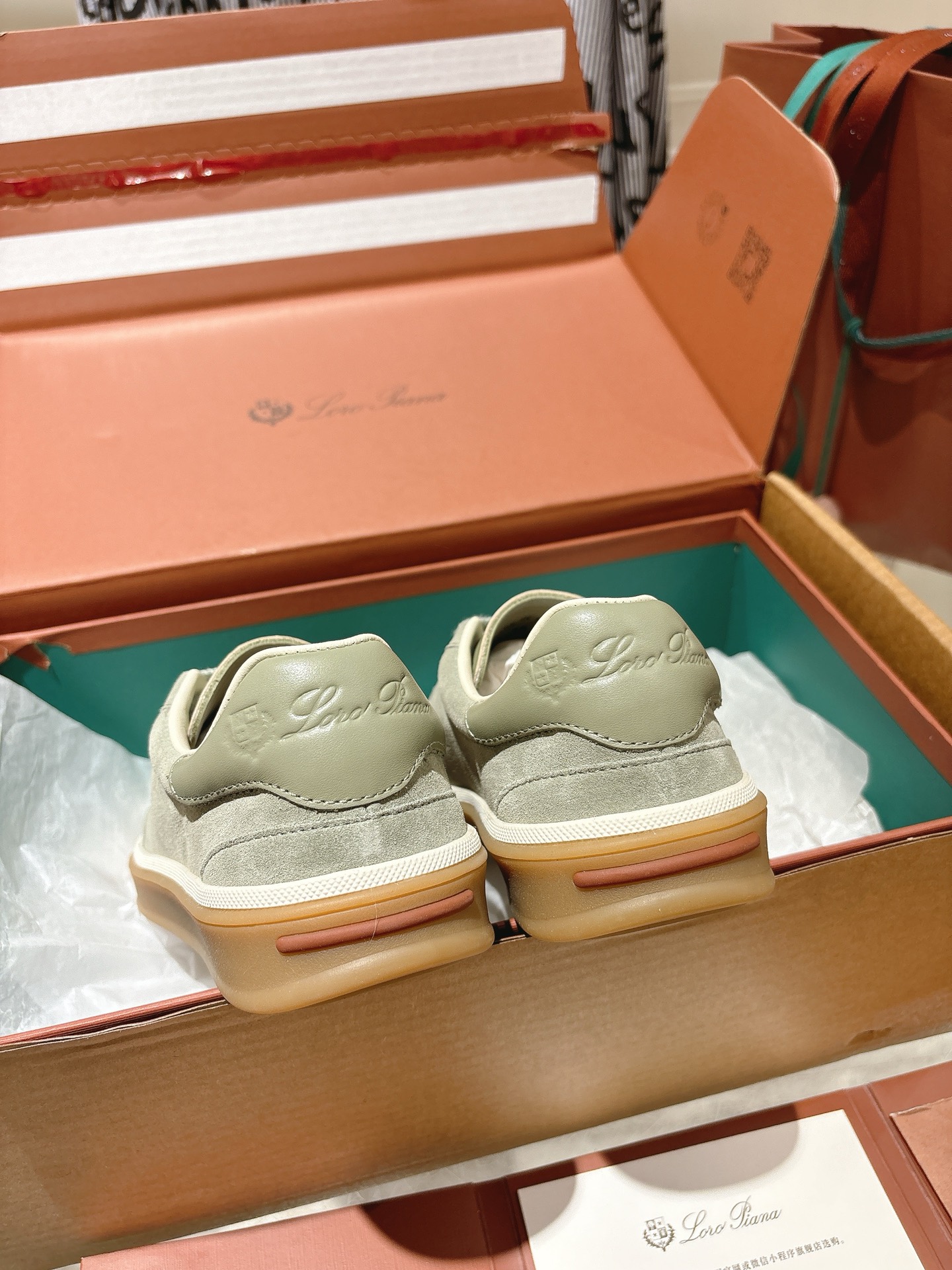 
Loropiana Tennis Walk 德训运动鞋
这款Tennis Walk运动鞋采用粒面牛皮革制成，设计精致、灵活百搭，适合全年穿着。这款鞋履采用超低帮设计，搭配焦糖色杯型鞋底和米白色橡胶包边，呈现独特的双层鞋底视觉效果。Kummel色调鞋跟嵌饰也十分引人注目。鞋跟处饰有Kummel色嵌饰，鞋舌压印LP徽标，棉质系带开合，原版橡胶鞋底
材料：牛皮/牛反绒
码数：35-44（女41男38.45定制不退换）