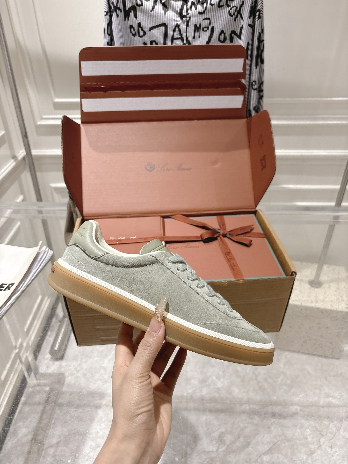 
Loropiana Tennis Walk 德训运动鞋
这款Tennis Walk运动鞋采用粒面牛皮革制成，设计精致、灵活百搭，适合全年穿着。这款鞋履采用超低帮设计，搭配焦糖色杯型鞋底和米白色橡胶包边，呈现独特的双层鞋底视觉效果。Kummel色调鞋跟嵌饰也十分引人注目。鞋跟处饰有Kummel色嵌饰，鞋舌压印LP徽标，棉质系带开合，原版橡胶鞋底
材料：牛皮/牛反绒
码数：35-44（女41男38.45定制不退换）