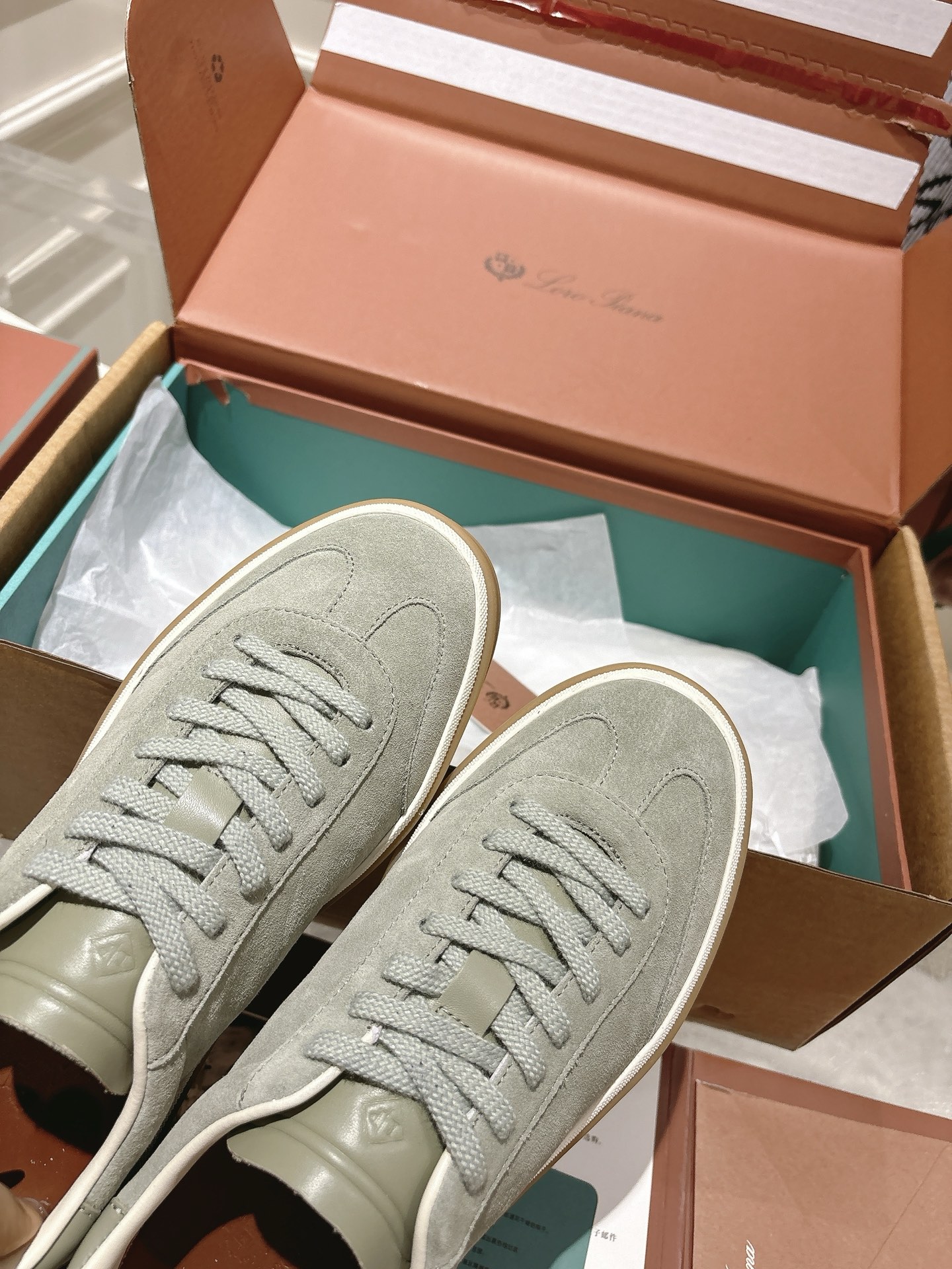 
Loropiana Tennis Walk 德训运动鞋
这款Tennis Walk运动鞋采用粒面牛皮革制成，设计精致、灵活百搭，适合全年穿着。这款鞋履采用超低帮设计，搭配焦糖色杯型鞋底和米白色橡胶包边，呈现独特的双层鞋底视觉效果。Kummel色调鞋跟嵌饰也十分引人注目。鞋跟处饰有Kummel色嵌饰，鞋舌压印LP徽标，棉质系带开合，原版橡胶鞋底
材料：牛皮/牛反绒
码数：35-44（女41男38.45定制不退换）