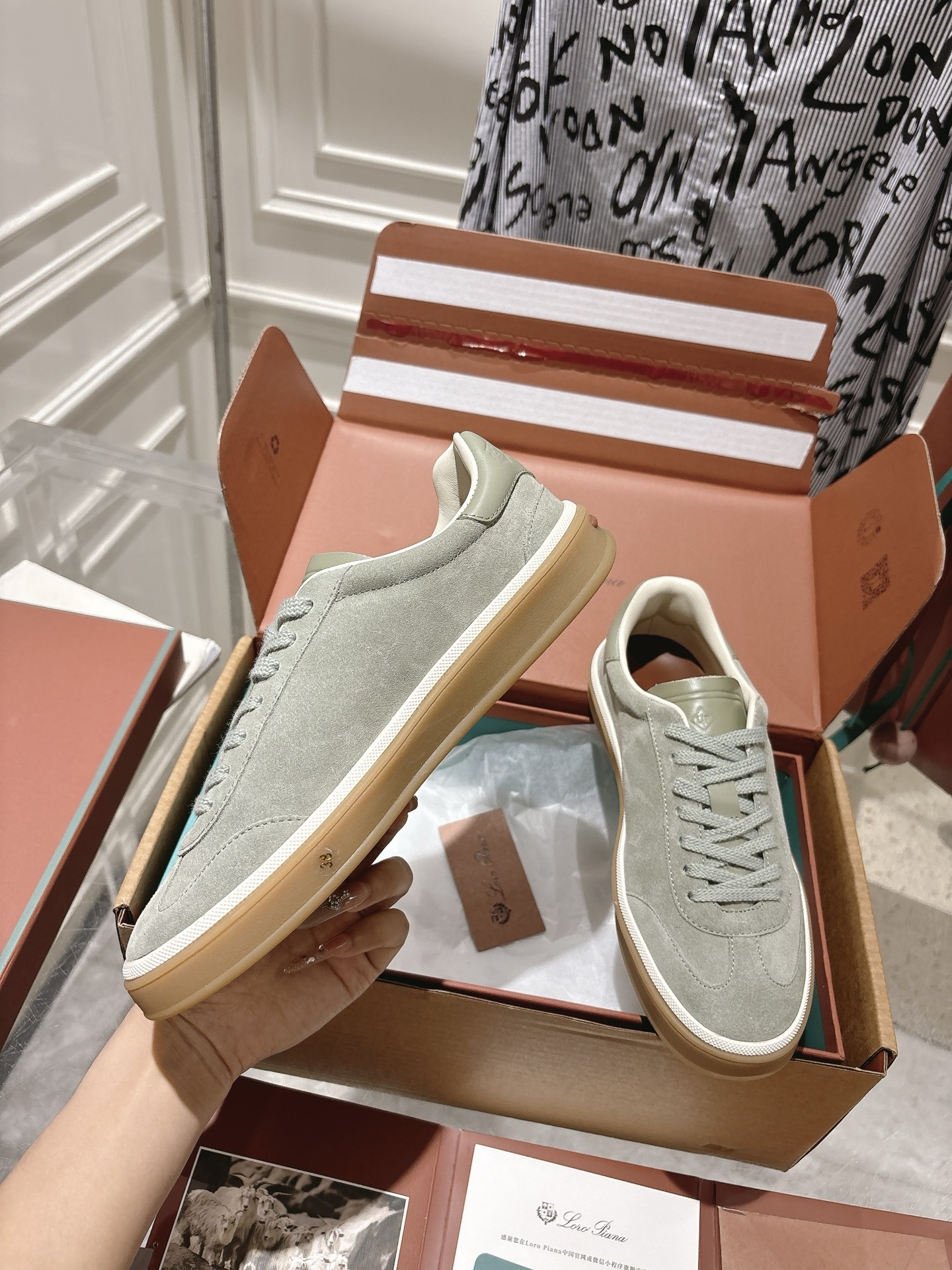 
Loropiana Tennis Walk 德训运动鞋
这款Tennis Walk运动鞋采用粒面牛皮革制成，设计精致、灵活百搭，适合全年穿着。这款鞋履采用超低帮设计，搭配焦糖色杯型鞋底和米白色橡胶包边，呈现独特的双层鞋底视觉效果。Kummel色调鞋跟嵌饰也十分引人注目。鞋跟处饰有Kummel色嵌饰，鞋舌压印LP徽标，棉质系带开合，原版橡胶鞋底
材料：牛皮/牛反绒
码数：35-44（女41男38.45定制不退换）