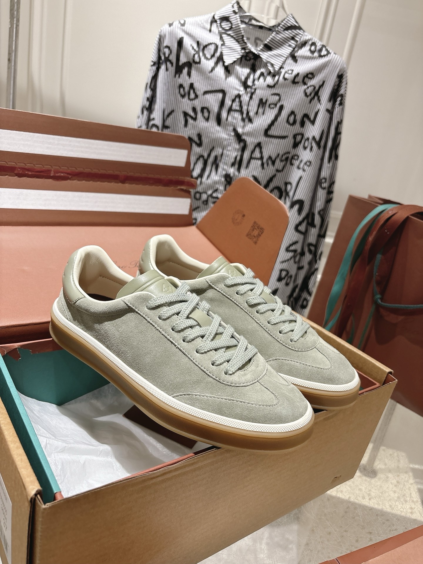 
Loropiana Tennis Walk 德训运动鞋
这款Tennis Walk运动鞋采用粒面牛皮革制成，设计精致、灵活百搭，适合全年穿着。这款鞋履采用超低帮设计，搭配焦糖色杯型鞋底和米白色橡胶包边，呈现独特的双层鞋底视觉效果。Kummel色调鞋跟嵌饰也十分引人注目。鞋跟处饰有Kummel色嵌饰，鞋舌压印LP徽标，棉质系带开合，原版橡胶鞋底
材料：牛皮/牛反绒
码数：35-44（女41男38.45定制不退换）