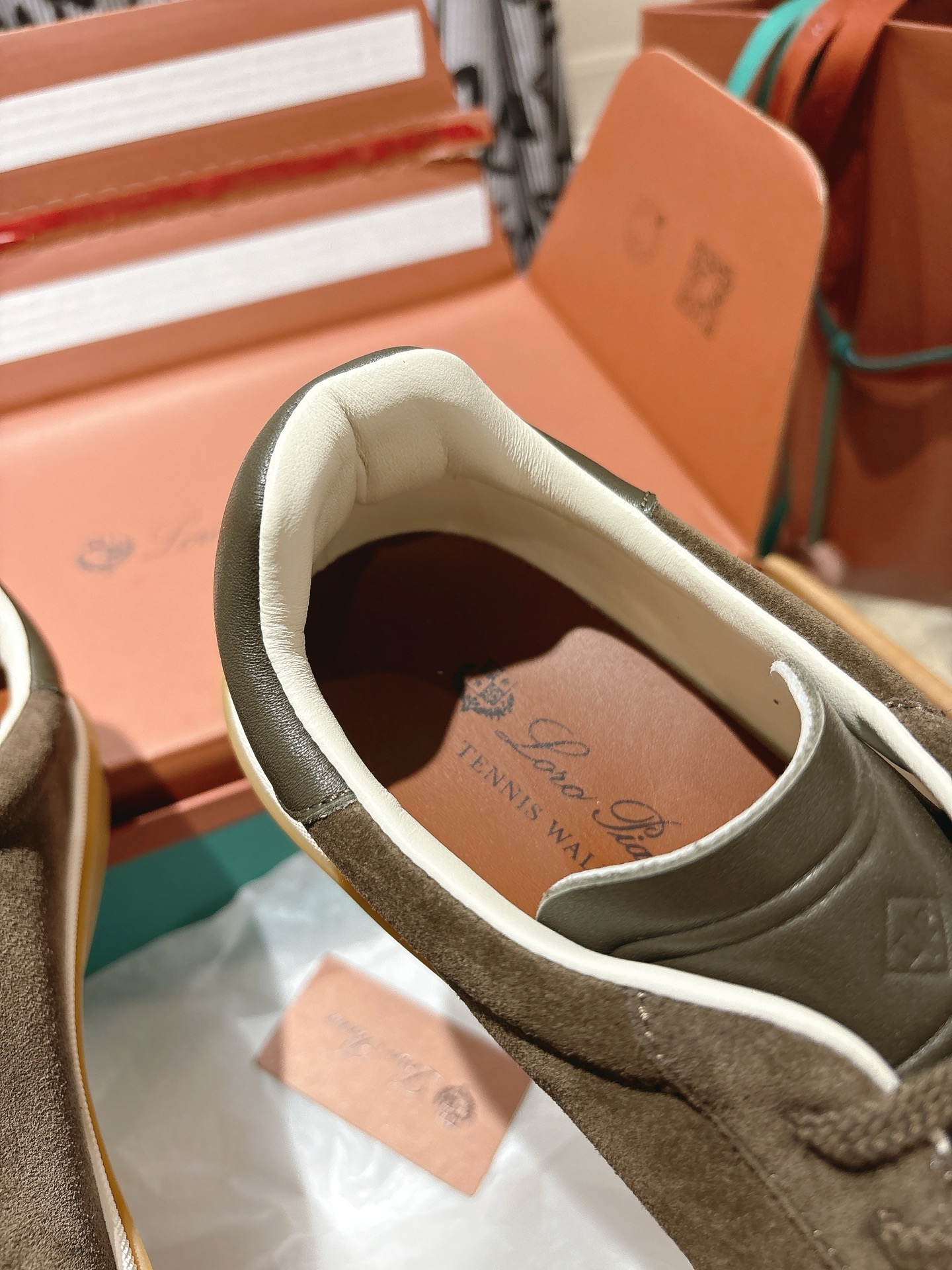 
Loropiana Tennis Walk 德训运动鞋
这款Tennis Walk运动鞋采用粒面牛皮革制成，设计精致、灵活百搭，适合全年穿着。这款鞋履采用超低帮设计，搭配焦糖色杯型鞋底和米白色橡胶包边，呈现独特的双层鞋底视觉效果。Kummel色调鞋跟嵌饰也十分引人注目。鞋跟处饰有Kummel色嵌饰，鞋舌压印LP徽标，棉质系带开合，原版橡胶鞋底
材料：牛皮/牛反绒
码数：35-44（女41男38.45定制不退换）