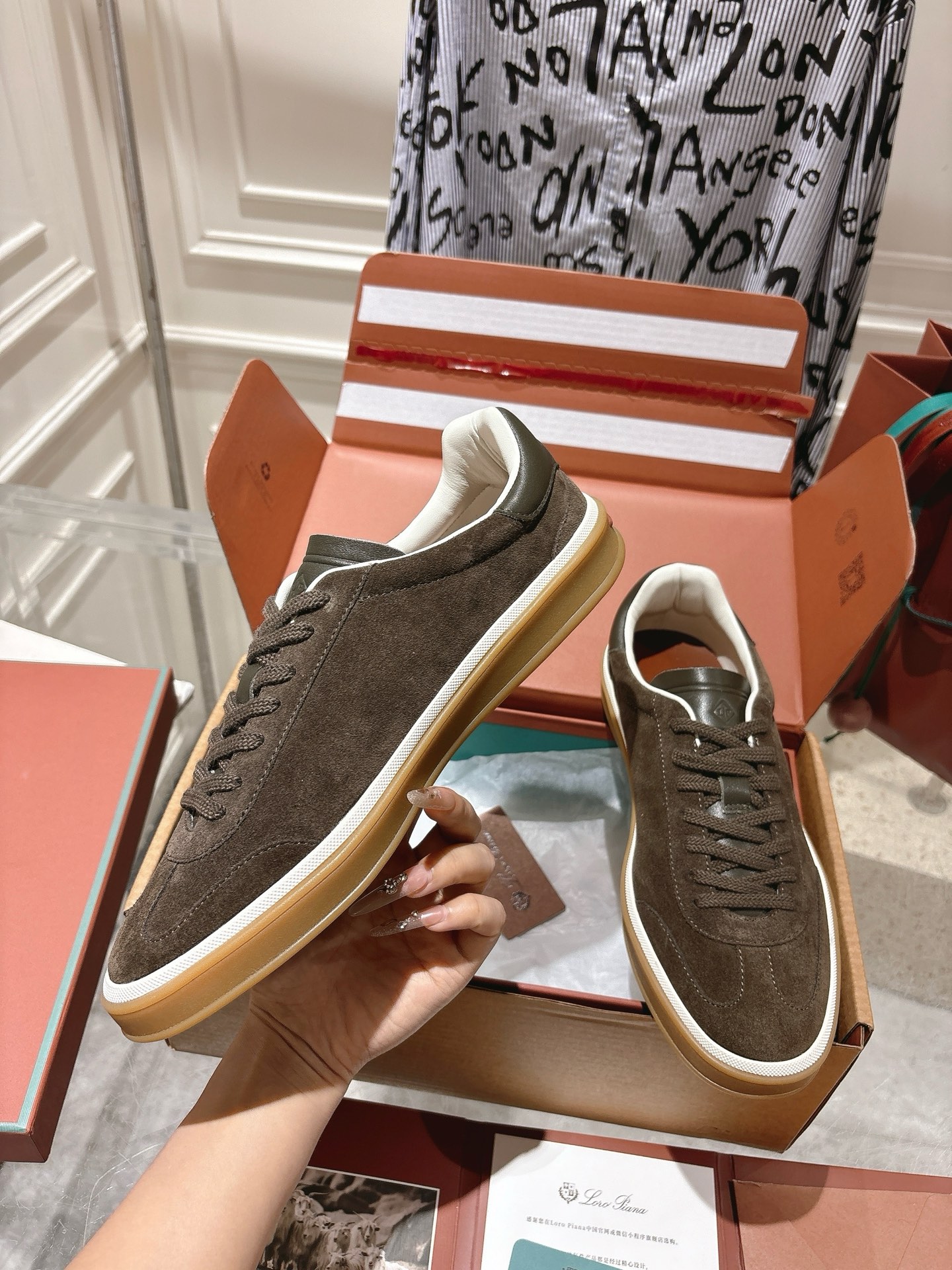 
Loropiana Tennis Walk 德训运动鞋
这款Tennis Walk运动鞋采用粒面牛皮革制成，设计精致、灵活百搭，适合全年穿着。这款鞋履采用超低帮设计，搭配焦糖色杯型鞋底和米白色橡胶包边，呈现独特的双层鞋底视觉效果。Kummel色调鞋跟嵌饰也十分引人注目。鞋跟处饰有Kummel色嵌饰，鞋舌压印LP徽标，棉质系带开合，原版橡胶鞋底
材料：牛皮/牛反绒
码数：35-44（女41男38.45定制不退换）