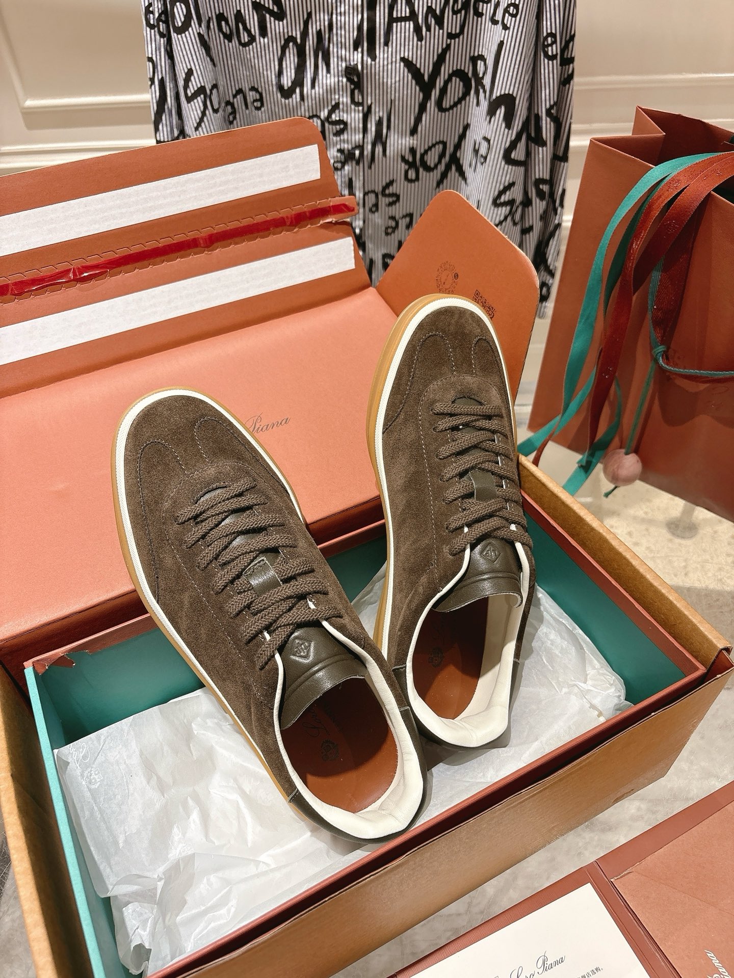 
Loropiana Tennis Walk 德训运动鞋
这款Tennis Walk运动鞋采用粒面牛皮革制成，设计精致、灵活百搭，适合全年穿着。这款鞋履采用超低帮设计，搭配焦糖色杯型鞋底和米白色橡胶包边，呈现独特的双层鞋底视觉效果。Kummel色调鞋跟嵌饰也十分引人注目。鞋跟处饰有Kummel色嵌饰，鞋舌压印LP徽标，棉质系带开合，原版橡胶鞋底
材料：牛皮/牛反绒
码数：35-44（女41男38.45定制不退换）