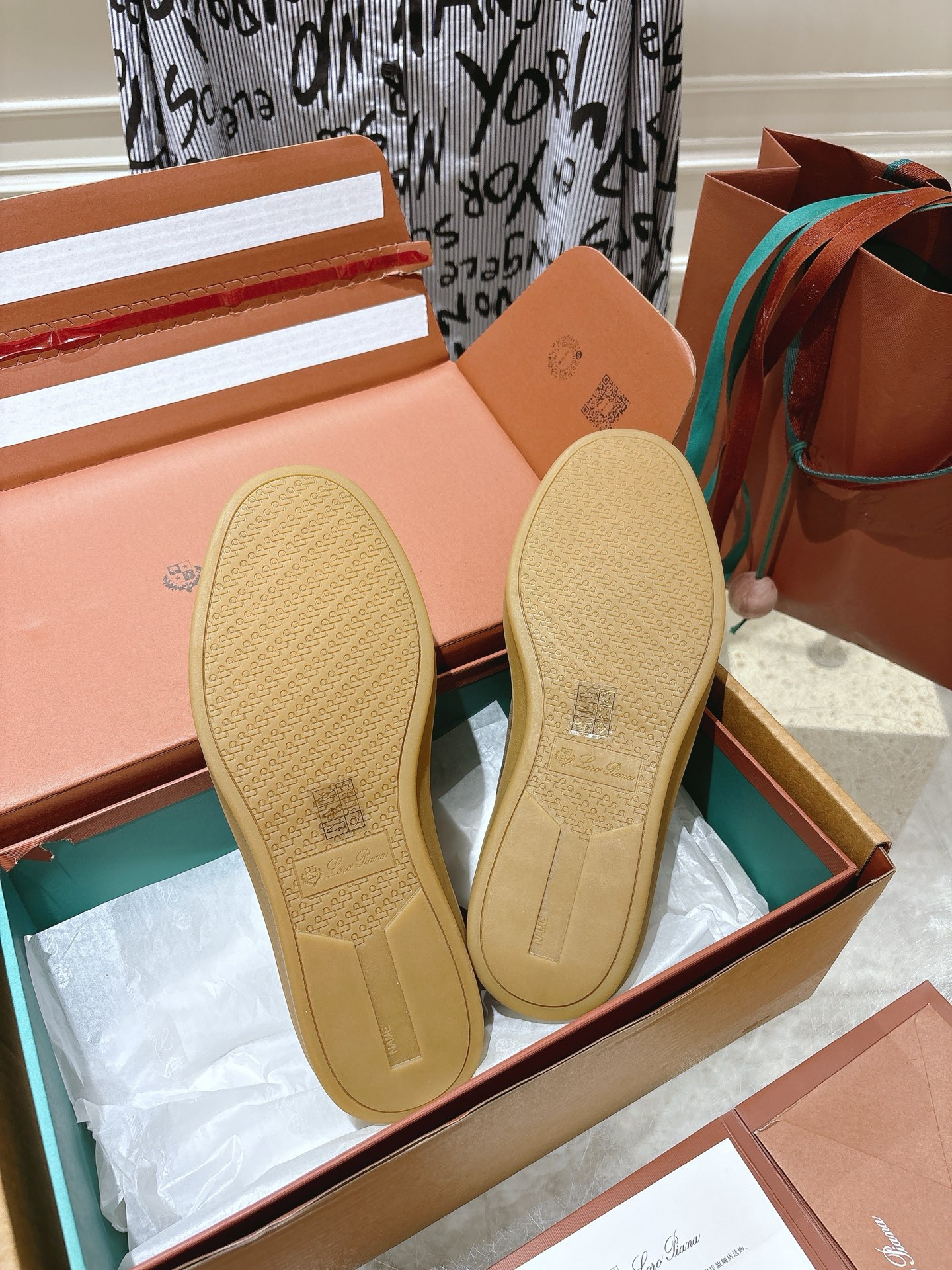 
Loropiana Tennis Walk 德训运动鞋
这款Tennis Walk运动鞋采用粒面牛皮革制成，设计精致、灵活百搭，适合全年穿着。这款鞋履采用超低帮设计，搭配焦糖色杯型鞋底和米白色橡胶包边，呈现独特的双层鞋底视觉效果。Kummel色调鞋跟嵌饰也十分引人注目。鞋跟处饰有Kummel色嵌饰，鞋舌压印LP徽标，棉质系带开合，原版橡胶鞋底
材料：牛皮/牛反绒
码数：35-44（女41男38.45定制不退换）