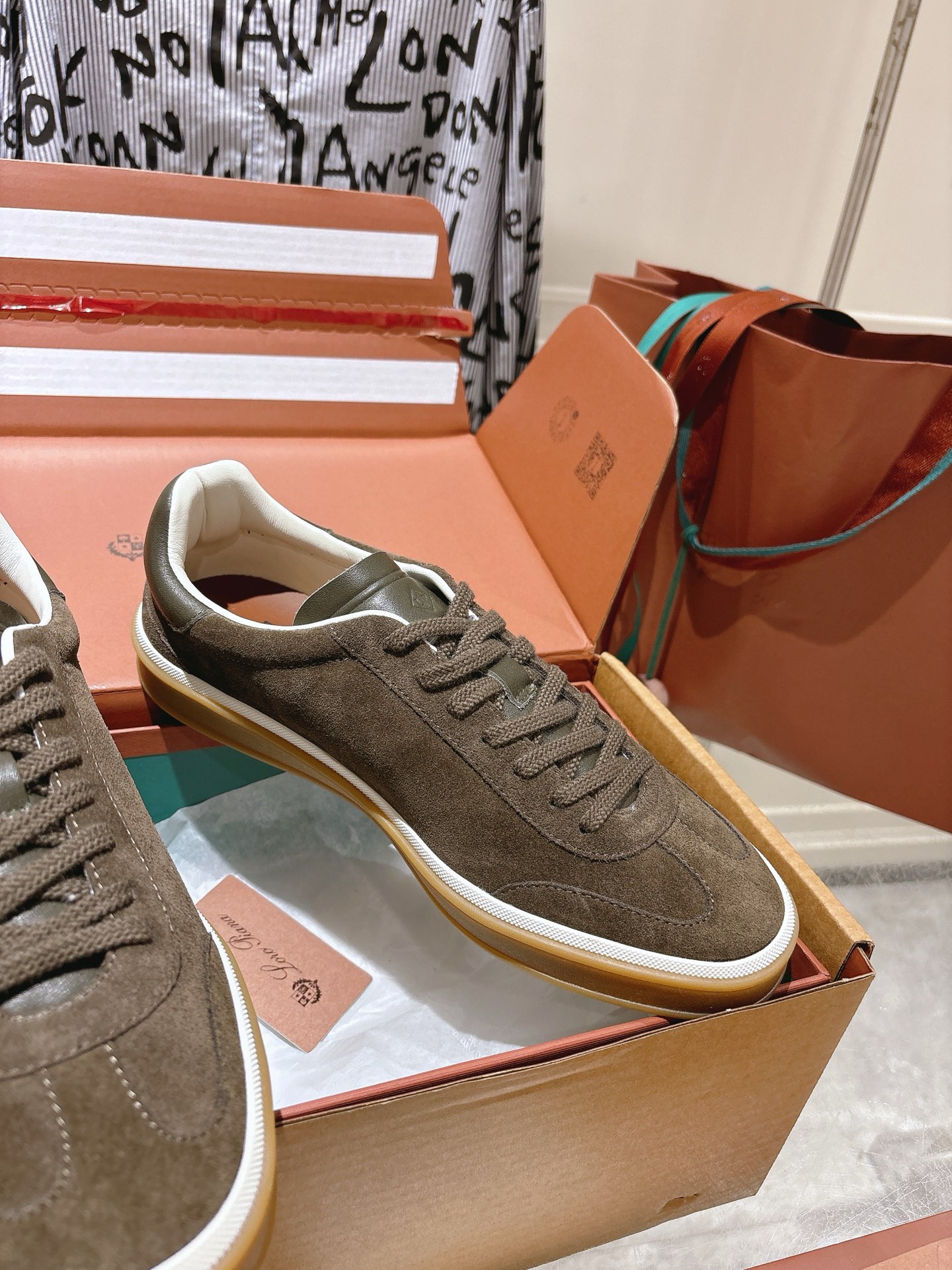 
Loropiana Tennis Walk 德训运动鞋
这款Tennis Walk运动鞋采用粒面牛皮革制成，设计精致、灵活百搭，适合全年穿着。这款鞋履采用超低帮设计，搭配焦糖色杯型鞋底和米白色橡胶包边，呈现独特的双层鞋底视觉效果。Kummel色调鞋跟嵌饰也十分引人注目。鞋跟处饰有Kummel色嵌饰，鞋舌压印LP徽标，棉质系带开合，原版橡胶鞋底
材料：牛皮/牛反绒
码数：35-44（女41男38.45定制不退换）
