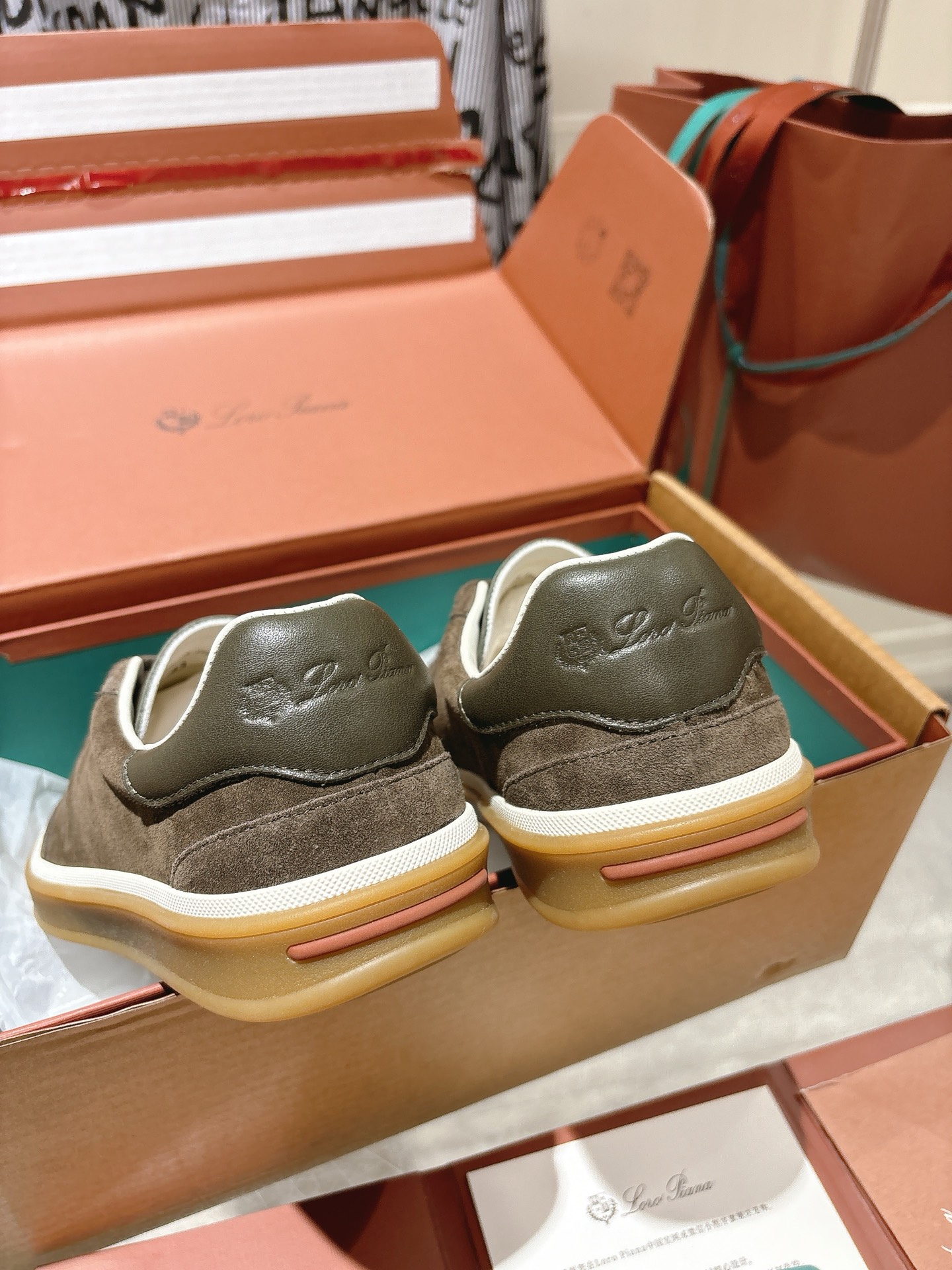 
Loropiana Tennis Walk 德训运动鞋
这款Tennis Walk运动鞋采用粒面牛皮革制成，设计精致、灵活百搭，适合全年穿着。这款鞋履采用超低帮设计，搭配焦糖色杯型鞋底和米白色橡胶包边，呈现独特的双层鞋底视觉效果。Kummel色调鞋跟嵌饰也十分引人注目。鞋跟处饰有Kummel色嵌饰，鞋舌压印LP徽标，棉质系带开合，原版橡胶鞋底
材料：牛皮/牛反绒
码数：35-44（女41男38.45定制不退换）