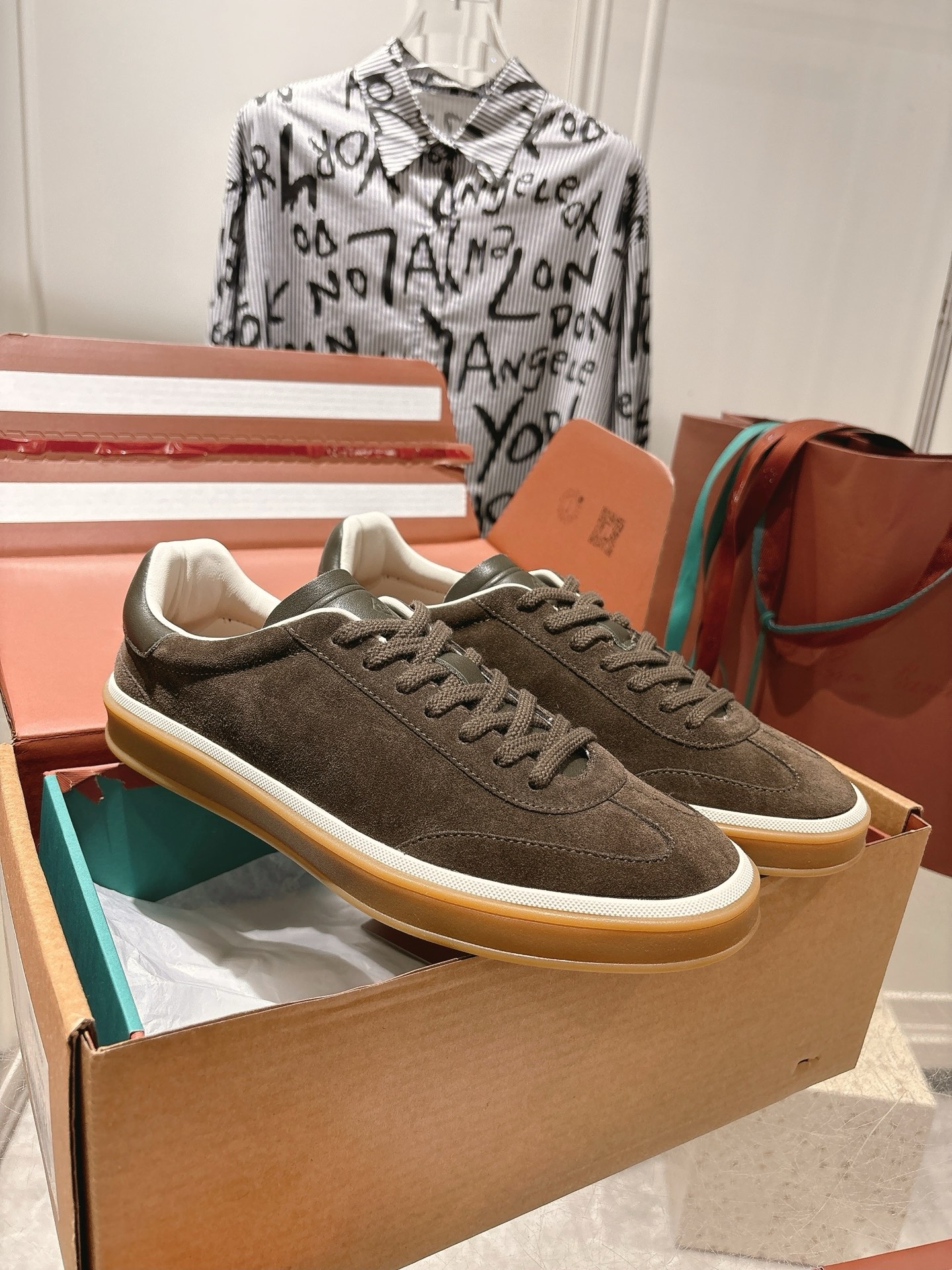 
Loropiana Tennis Walk 德训运动鞋
这款Tennis Walk运动鞋采用粒面牛皮革制成，设计精致、灵活百搭，适合全年穿着。这款鞋履采用超低帮设计，搭配焦糖色杯型鞋底和米白色橡胶包边，呈现独特的双层鞋底视觉效果。Kummel色调鞋跟嵌饰也十分引人注目。鞋跟处饰有Kummel色嵌饰，鞋舌压印LP徽标，棉质系带开合，原版橡胶鞋底
材料：牛皮/牛反绒
码数：35-44（女41男38.45定制不退换）