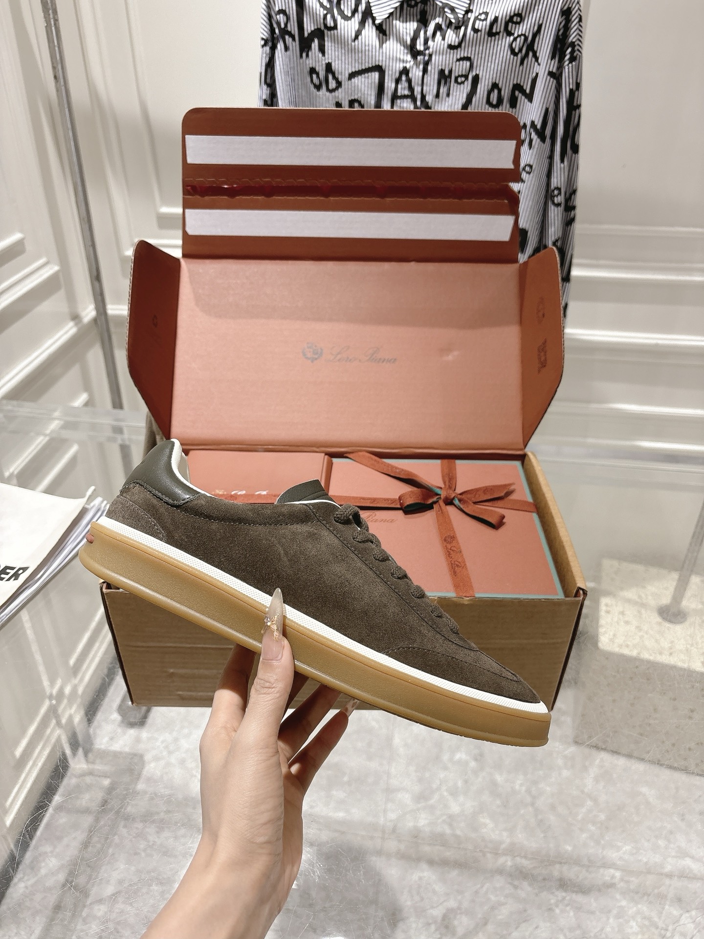 
Loropiana Tennis Walk 德训运动鞋
这款Tennis Walk运动鞋采用粒面牛皮革制成，设计精致、灵活百搭，适合全年穿着。这款鞋履采用超低帮设计，搭配焦糖色杯型鞋底和米白色橡胶包边，呈现独特的双层鞋底视觉效果。Kummel色调鞋跟嵌饰也十分引人注目。鞋跟处饰有Kummel色嵌饰，鞋舌压印LP徽标，棉质系带开合，原版橡胶鞋底
材料：牛皮/牛反绒
码数：35-44（女41男38.45定制不退换）