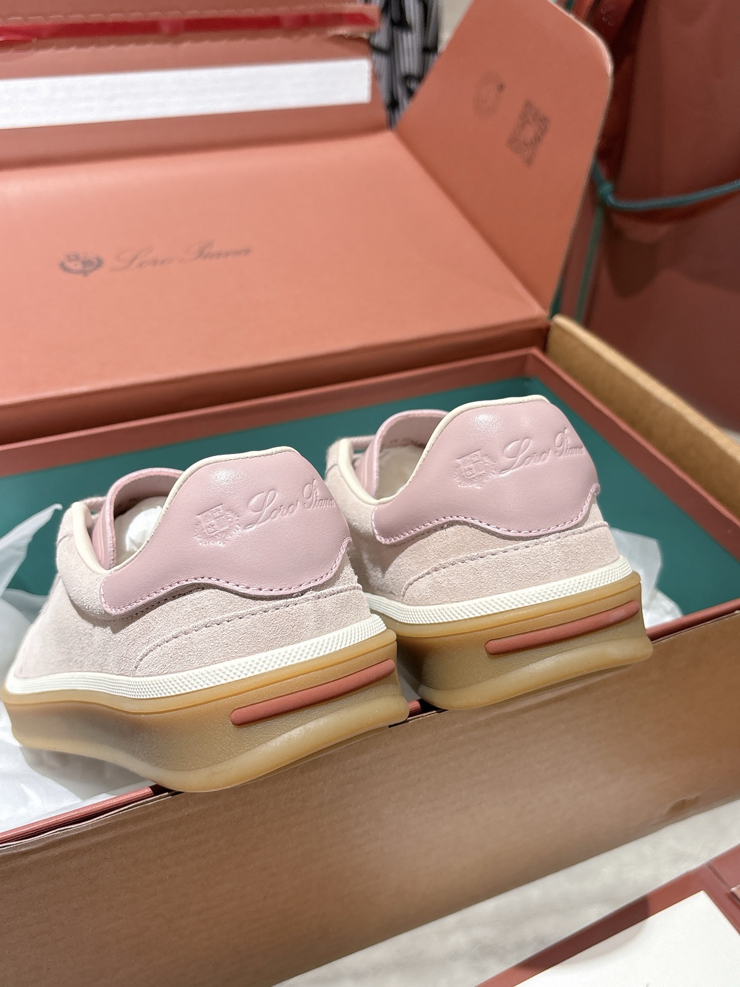 
Loropiana Tennis Walk 德训运动鞋
这款Tennis Walk运动鞋采用粒面牛皮革制成，设计精致、灵活百搭，适合全年穿着。这款鞋履采用超低帮设计，搭配焦糖色杯型鞋底和米白色橡胶包边，呈现独特的双层鞋底视觉效果。Kummel色调鞋跟嵌饰也十分引人注目。鞋跟处饰有Kummel色嵌饰，鞋舌压印LP徽标，棉质系带开合，原版橡胶鞋底
材料：牛皮/牛反绒
码数：35-44（女41男38.45定制不退换）