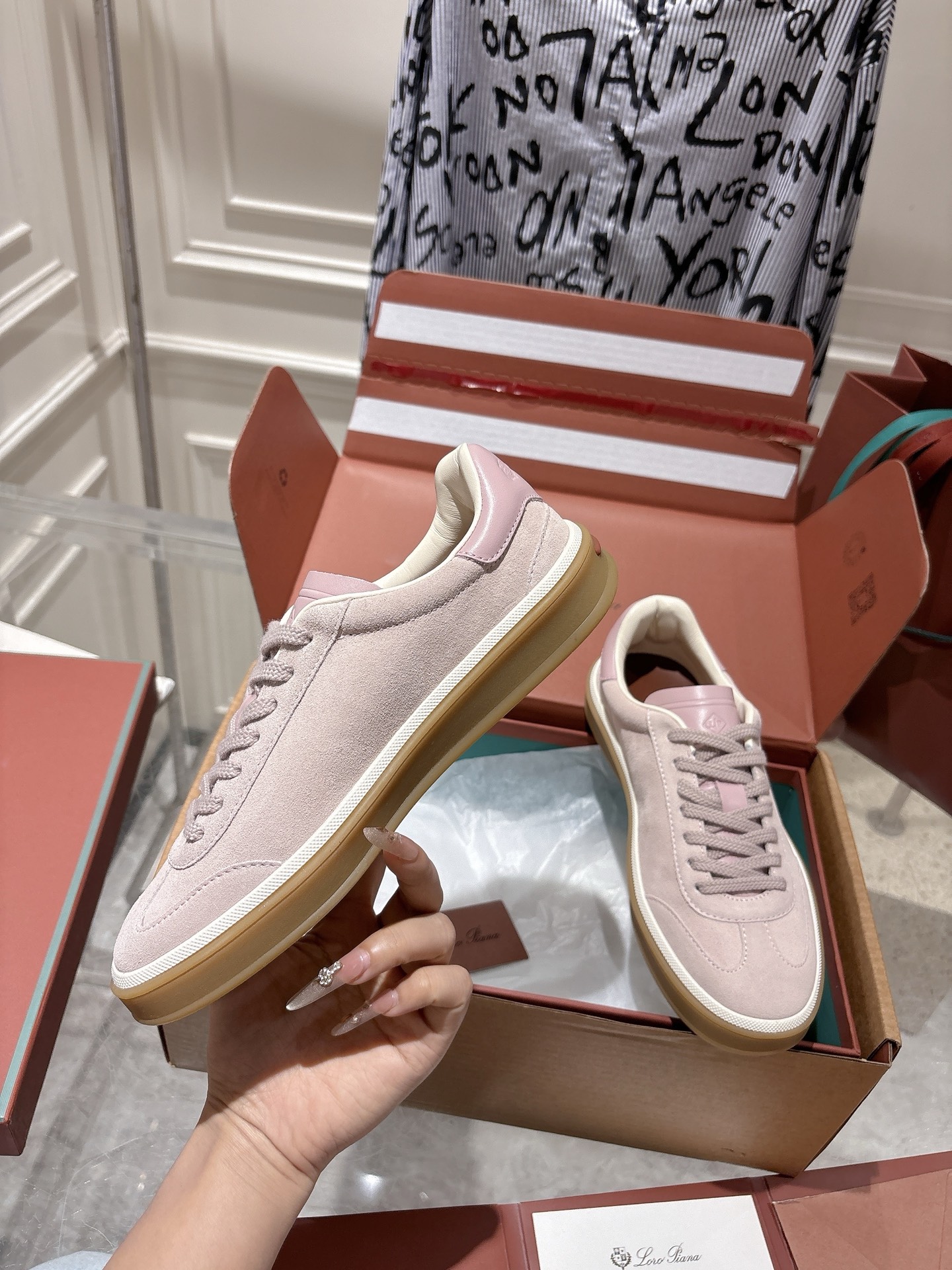 
Loropiana Tennis Walk 德训运动鞋
这款Tennis Walk运动鞋采用粒面牛皮革制成，设计精致、灵活百搭，适合全年穿着。这款鞋履采用超低帮设计，搭配焦糖色杯型鞋底和米白色橡胶包边，呈现独特的双层鞋底视觉效果。Kummel色调鞋跟嵌饰也十分引人注目。鞋跟处饰有Kummel色嵌饰，鞋舌压印LP徽标，棉质系带开合，原版橡胶鞋底
材料：牛皮/牛反绒
码数：35-44（女41男38.45定制不退换）