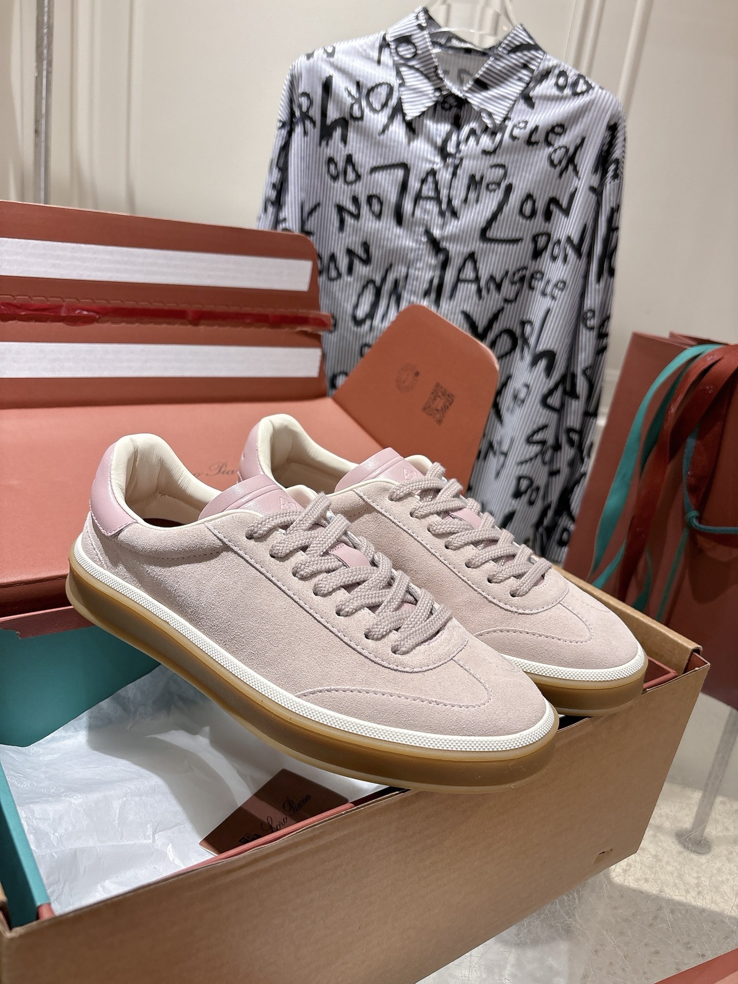 
Loropiana Tennis Walk 德训运动鞋
这款Tennis Walk运动鞋采用粒面牛皮革制成，设计精致、灵活百搭，适合全年穿着。这款鞋履采用超低帮设计，搭配焦糖色杯型鞋底和米白色橡胶包边，呈现独特的双层鞋底视觉效果。Kummel色调鞋跟嵌饰也十分引人注目。鞋跟处饰有Kummel色嵌饰，鞋舌压印LP徽标，棉质系带开合，原版橡胶鞋底
材料：牛皮/牛反绒
码数：35-44（女41男38.45定制不退换）