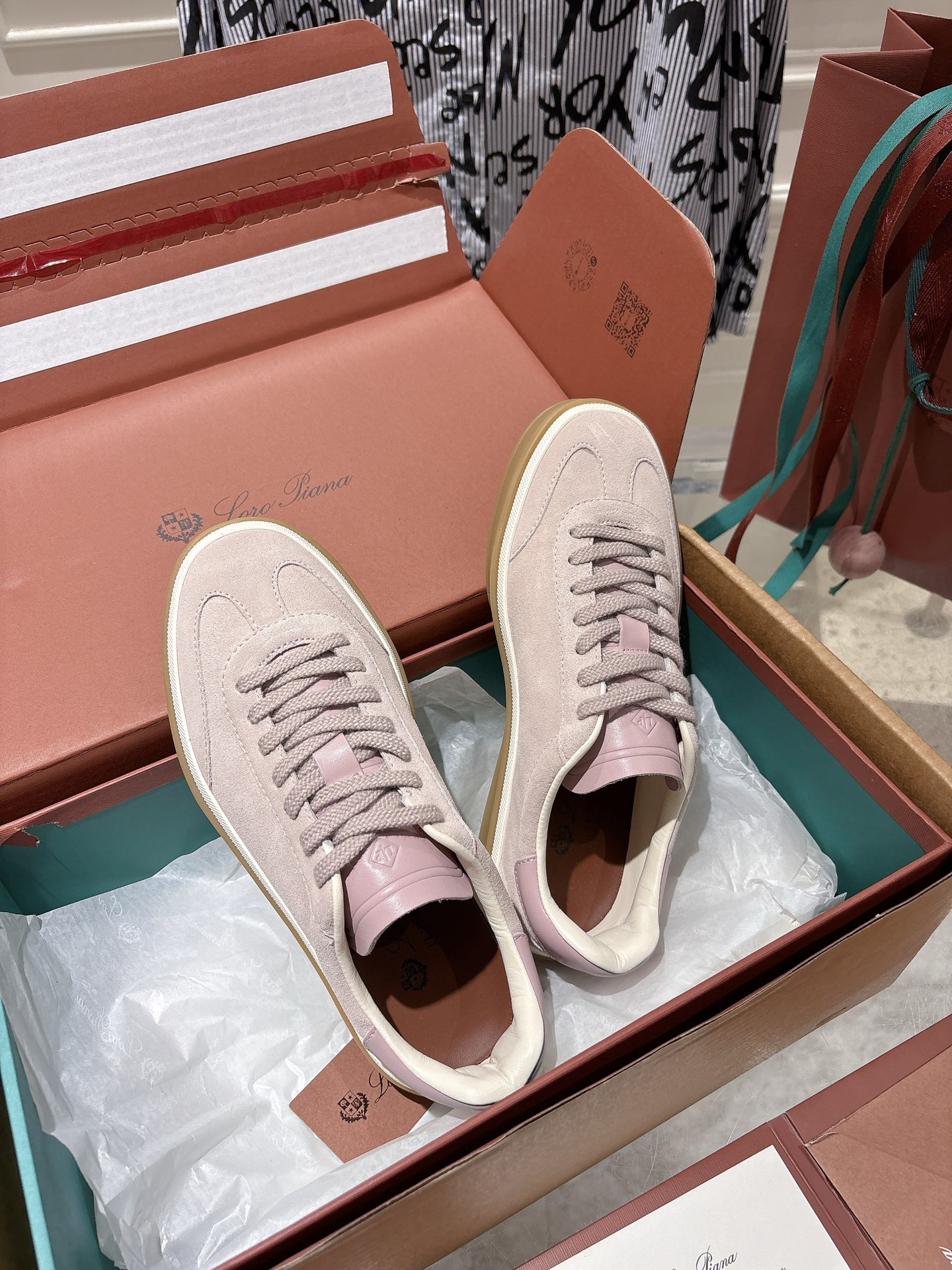 
Loropiana Tennis Walk 德训运动鞋
这款Tennis Walk运动鞋采用粒面牛皮革制成，设计精致、灵活百搭，适合全年穿着。这款鞋履采用超低帮设计，搭配焦糖色杯型鞋底和米白色橡胶包边，呈现独特的双层鞋底视觉效果。Kummel色调鞋跟嵌饰也十分引人注目。鞋跟处饰有Kummel色嵌饰，鞋舌压印LP徽标，棉质系带开合，原版橡胶鞋底
材料：牛皮/牛反绒
码数：35-44（女41男38.45定制不退换）