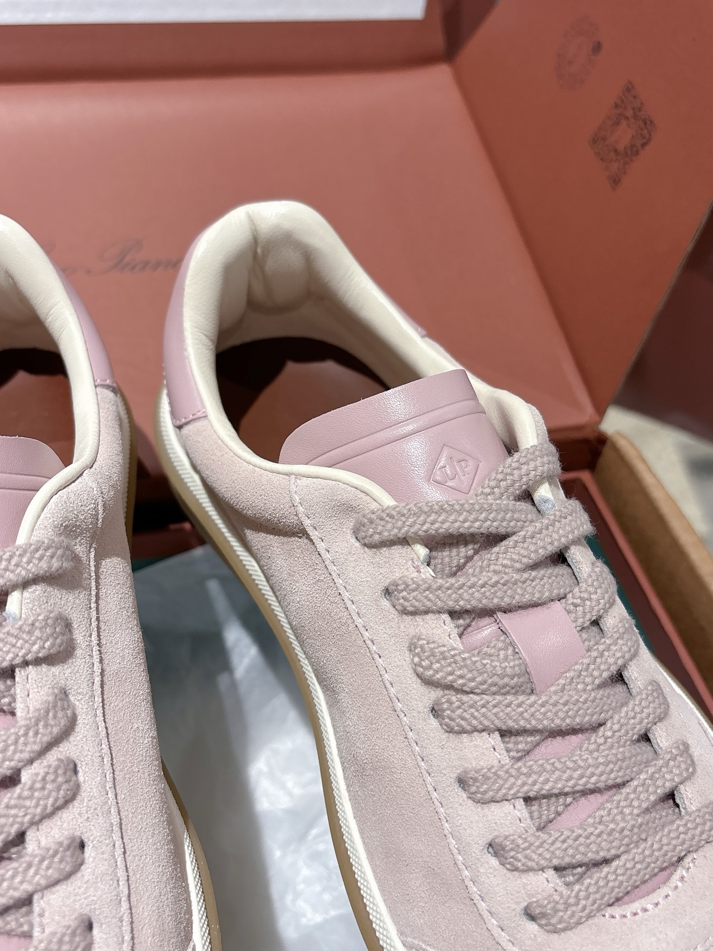 
Loropiana Tennis Walk 德训运动鞋
这款Tennis Walk运动鞋采用粒面牛皮革制成，设计精致、灵活百搭，适合全年穿着。这款鞋履采用超低帮设计，搭配焦糖色杯型鞋底和米白色橡胶包边，呈现独特的双层鞋底视觉效果。Kummel色调鞋跟嵌饰也十分引人注目。鞋跟处饰有Kummel色嵌饰，鞋舌压印LP徽标，棉质系带开合，原版橡胶鞋底
材料：牛皮/牛反绒
码数：35-44（女41男38.45定制不退换）