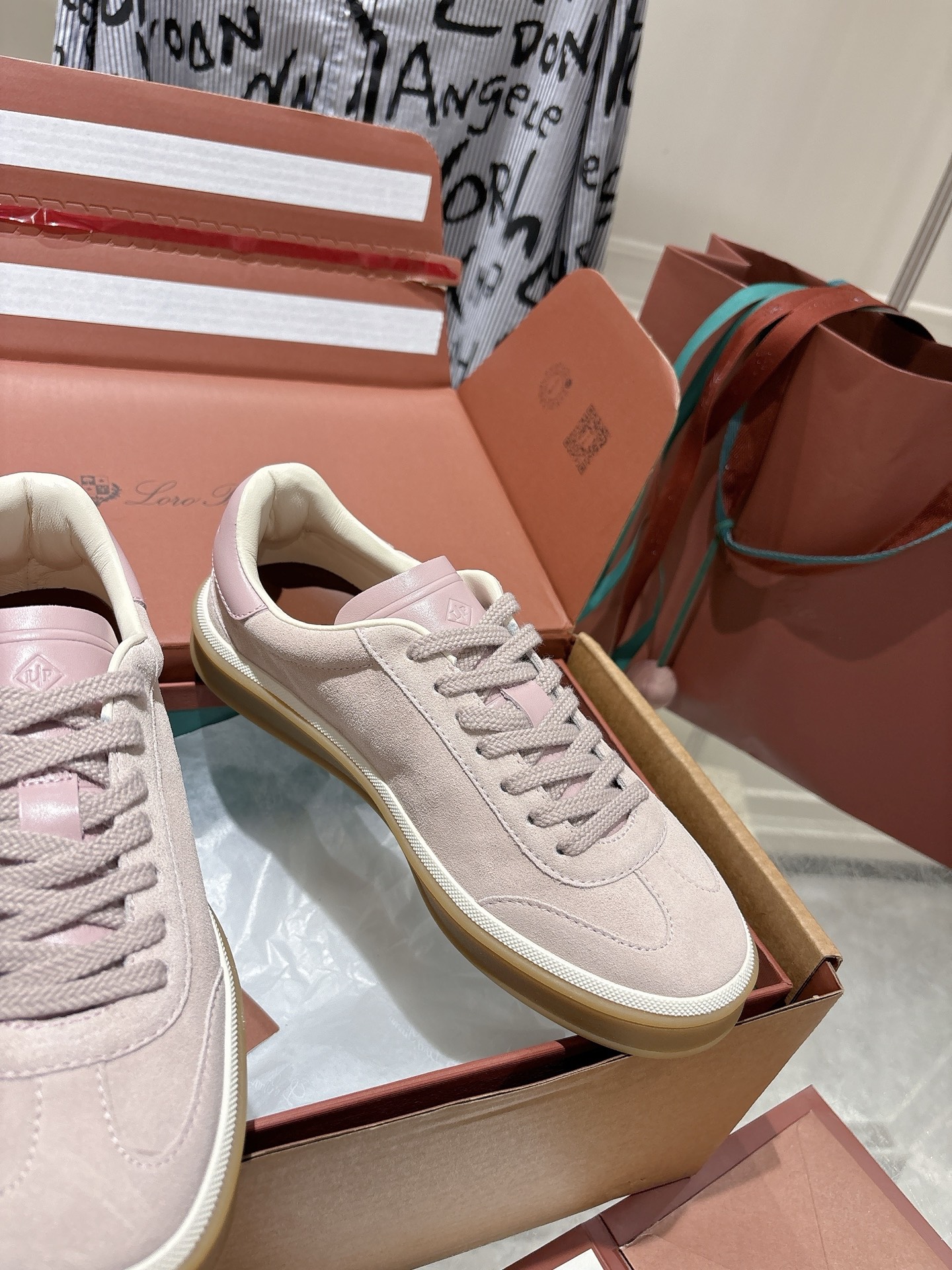 
Loropiana Tennis Walk 德训运动鞋
这款Tennis Walk运动鞋采用粒面牛皮革制成，设计精致、灵活百搭，适合全年穿着。这款鞋履采用超低帮设计，搭配焦糖色杯型鞋底和米白色橡胶包边，呈现独特的双层鞋底视觉效果。Kummel色调鞋跟嵌饰也十分引人注目。鞋跟处饰有Kummel色嵌饰，鞋舌压印LP徽标，棉质系带开合，原版橡胶鞋底
材料：牛皮/牛反绒
码数：35-44（女41男38.45定制不退换）