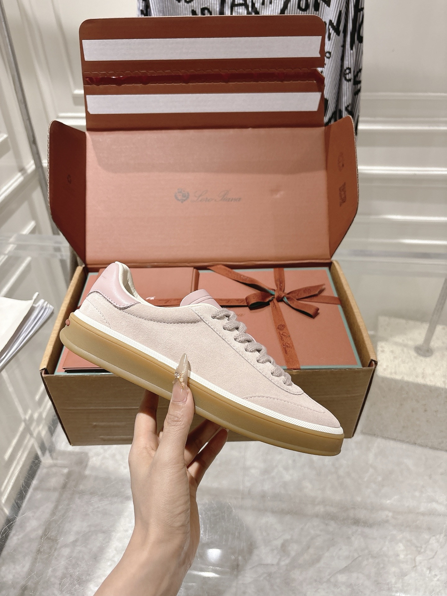 
Loropiana Tennis Walk 德训运动鞋
这款Tennis Walk运动鞋采用粒面牛皮革制成，设计精致、灵活百搭，适合全年穿着。这款鞋履采用超低帮设计，搭配焦糖色杯型鞋底和米白色橡胶包边，呈现独特的双层鞋底视觉效果。Kummel色调鞋跟嵌饰也十分引人注目。鞋跟处饰有Kummel色嵌饰，鞋舌压印LP徽标，棉质系带开合，原版橡胶鞋底
材料：牛皮/牛反绒
码数：35-44（女41男38.45定制不退换）