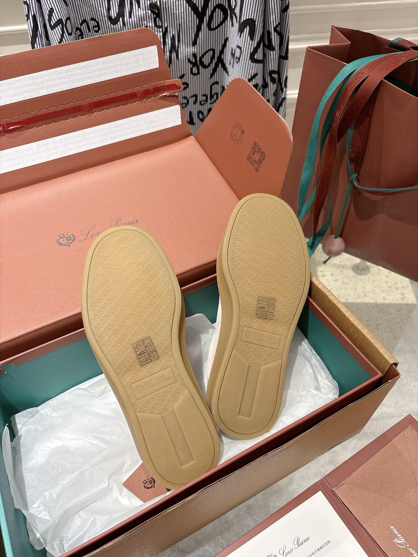 
Loropiana Tennis Walk 德训运动鞋
这款Tennis Walk运动鞋采用粒面牛皮革制成，设计精致、灵活百搭，适合全年穿着。这款鞋履采用超低帮设计，搭配焦糖色杯型鞋底和米白色橡胶包边，呈现独特的双层鞋底视觉效果。Kummel色调鞋跟嵌饰也十分引人注目。鞋跟处饰有Kummel色嵌饰，鞋舌压印LP徽标，棉质系带开合，原版橡胶鞋底
材料：牛皮/牛反绒
码数：35-44（女41男38.45定制不退换）