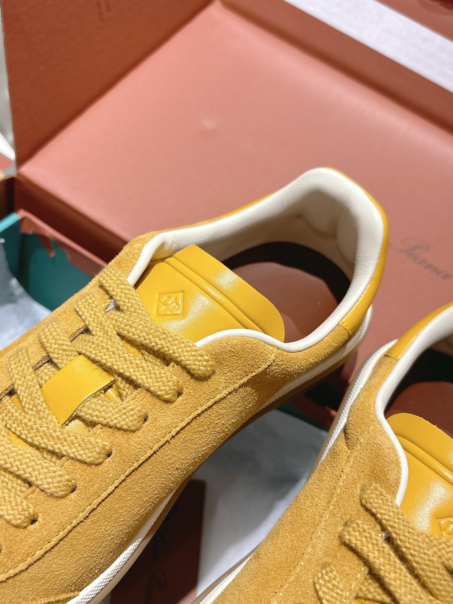 
Loropiana Tennis Walk 德训运动鞋
这款Tennis Walk运动鞋采用粒面牛皮革制成，设计精致、灵活百搭，适合全年穿着。这款鞋履采用超低帮设计，搭配焦糖色杯型鞋底和米白色橡胶包边，呈现独特的双层鞋底视觉效果。Kummel色调鞋跟嵌饰也十分引人注目。鞋跟处饰有Kummel色嵌饰，鞋舌压印LP徽标，棉质系带开合，原版橡胶鞋底
材料：牛皮/牛反绒
码数：35-44（女41男38.45定制不退换）