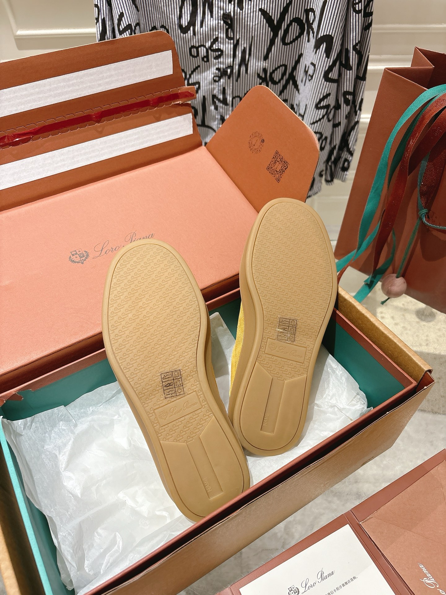 
Loropiana Tennis Walk 德训运动鞋
这款Tennis Walk运动鞋采用粒面牛皮革制成，设计精致、灵活百搭，适合全年穿着。这款鞋履采用超低帮设计，搭配焦糖色杯型鞋底和米白色橡胶包边，呈现独特的双层鞋底视觉效果。Kummel色调鞋跟嵌饰也十分引人注目。鞋跟处饰有Kummel色嵌饰，鞋舌压印LP徽标，棉质系带开合，原版橡胶鞋底
材料：牛皮/牛反绒
码数：35-44（女41男38.45定制不退换）