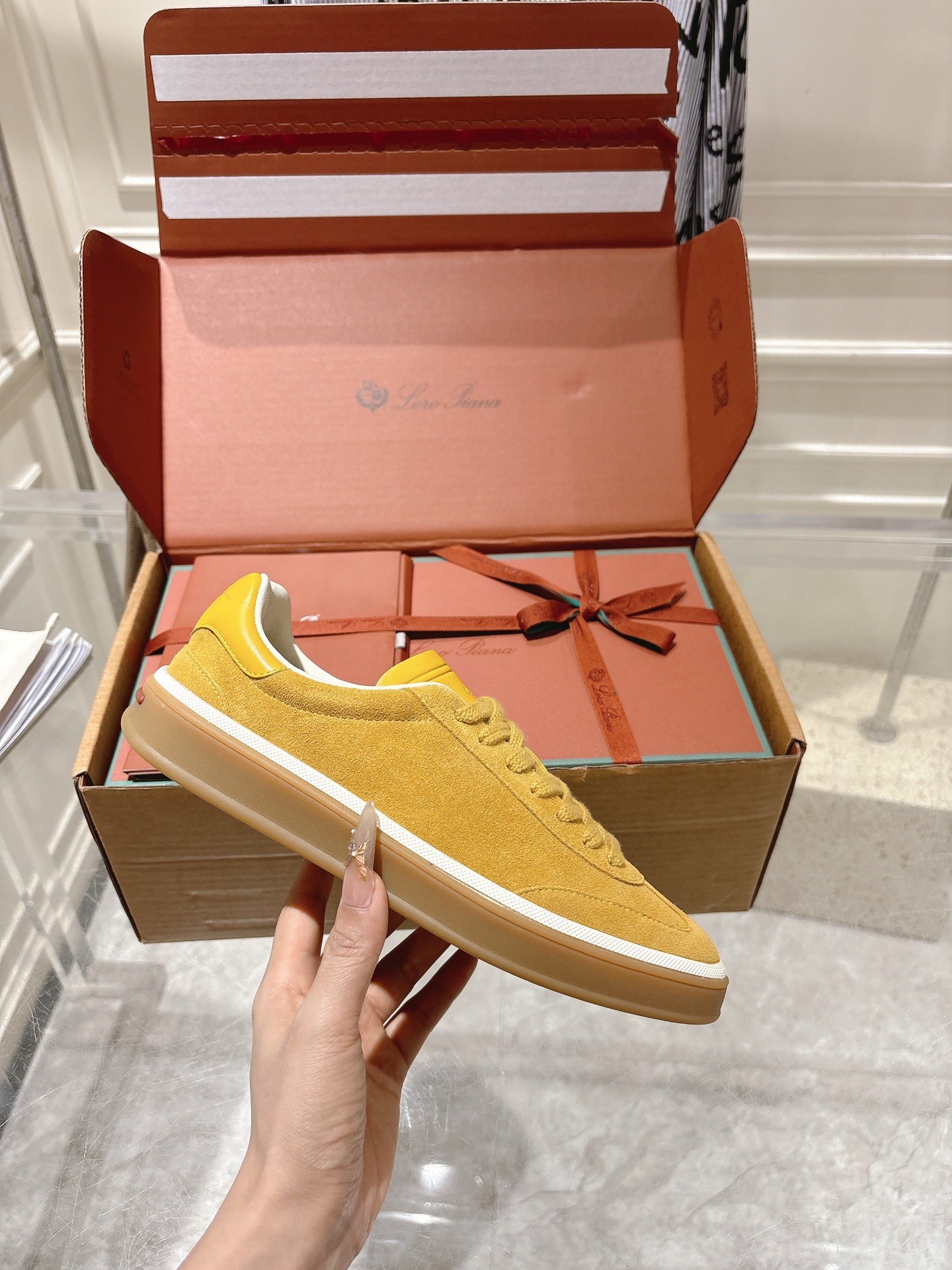 
Loropiana Tennis Walk 德训运动鞋
这款Tennis Walk运动鞋采用粒面牛皮革制成，设计精致、灵活百搭，适合全年穿着。这款鞋履采用超低帮设计，搭配焦糖色杯型鞋底和米白色橡胶包边，呈现独特的双层鞋底视觉效果。Kummel色调鞋跟嵌饰也十分引人注目。鞋跟处饰有Kummel色嵌饰，鞋舌压印LP徽标，棉质系带开合，原版橡胶鞋底
材料：牛皮/牛反绒
码数：35-44（女41男38.45定制不退换）