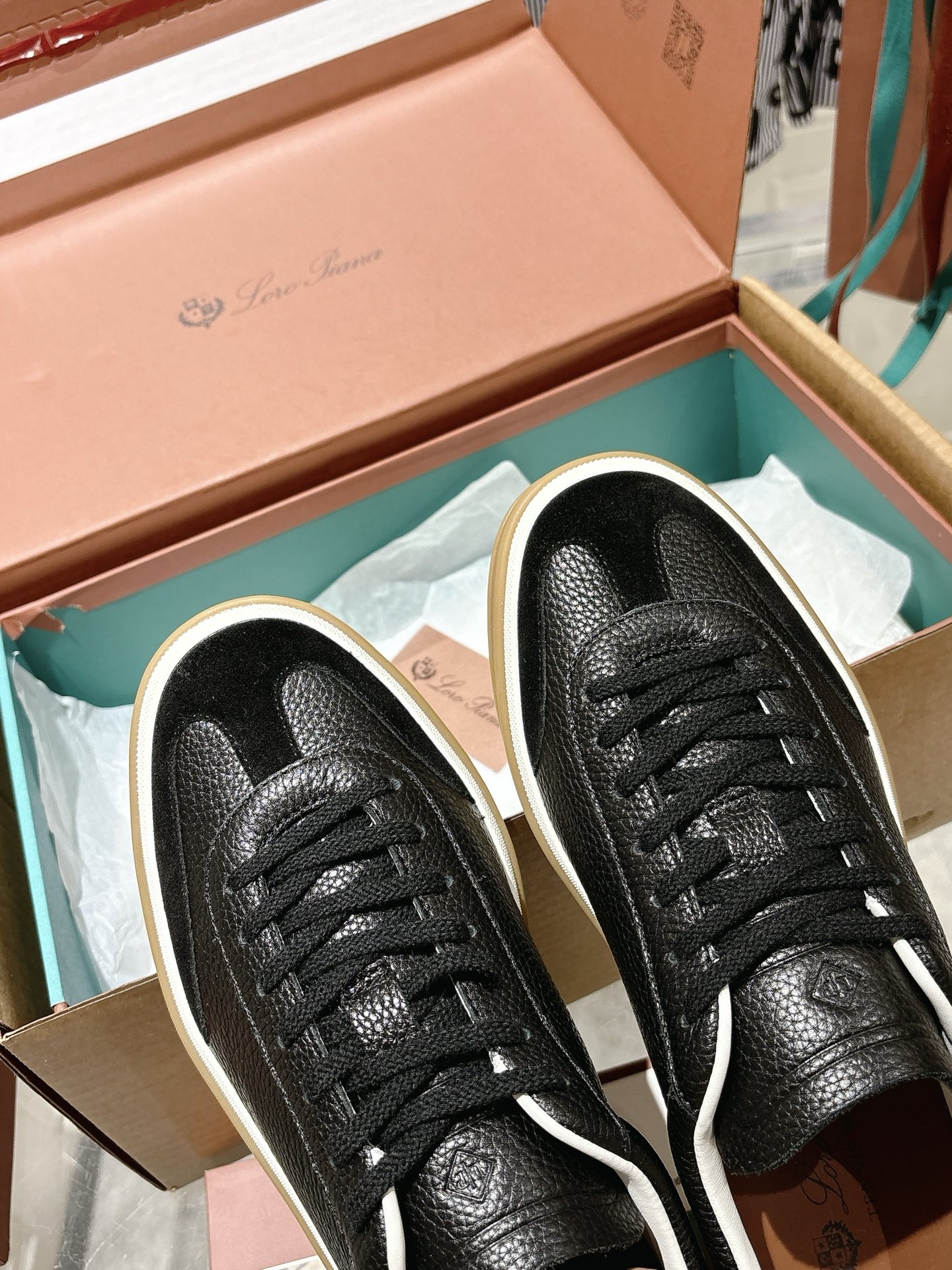 
Loropiana Tennis Walk 德训运动鞋
这款Tennis Walk运动鞋采用粒面牛皮革制成，设计精致、灵活百搭，适合全年穿着。这款鞋履采用超低帮设计，搭配焦糖色杯型鞋底和米白色橡胶包边，呈现独特的双层鞋底视觉效果。Kummel色调鞋跟嵌饰也十分引人注目。鞋跟处饰有Kummel色嵌饰，鞋舌压印LP徽标，棉质系带开合，原版橡胶鞋底
材料：牛皮/牛反绒
码数：35-44（女41男38.45定制不退换）