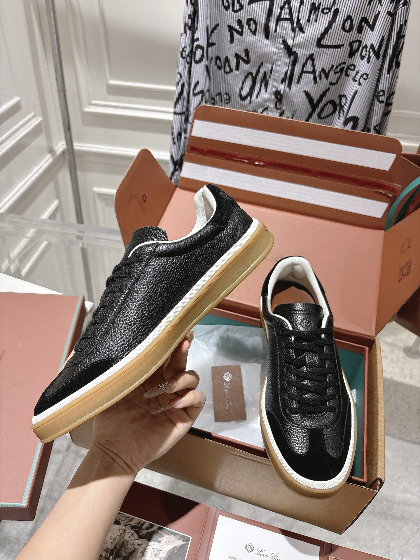 
Loropiana Tennis Walk 德训运动鞋
这款Tennis Walk运动鞋采用粒面牛皮革制成，设计精致、灵活百搭，适合全年穿着。这款鞋履采用超低帮设计，搭配焦糖色杯型鞋底和米白色橡胶包边，呈现独特的双层鞋底视觉效果。Kummel色调鞋跟嵌饰也十分引人注目。鞋跟处饰有Kummel色嵌饰，鞋舌压印LP徽标，棉质系带开合，原版橡胶鞋底
材料：牛皮/牛反绒
码数：35-44（女41男38.45定制不退换）