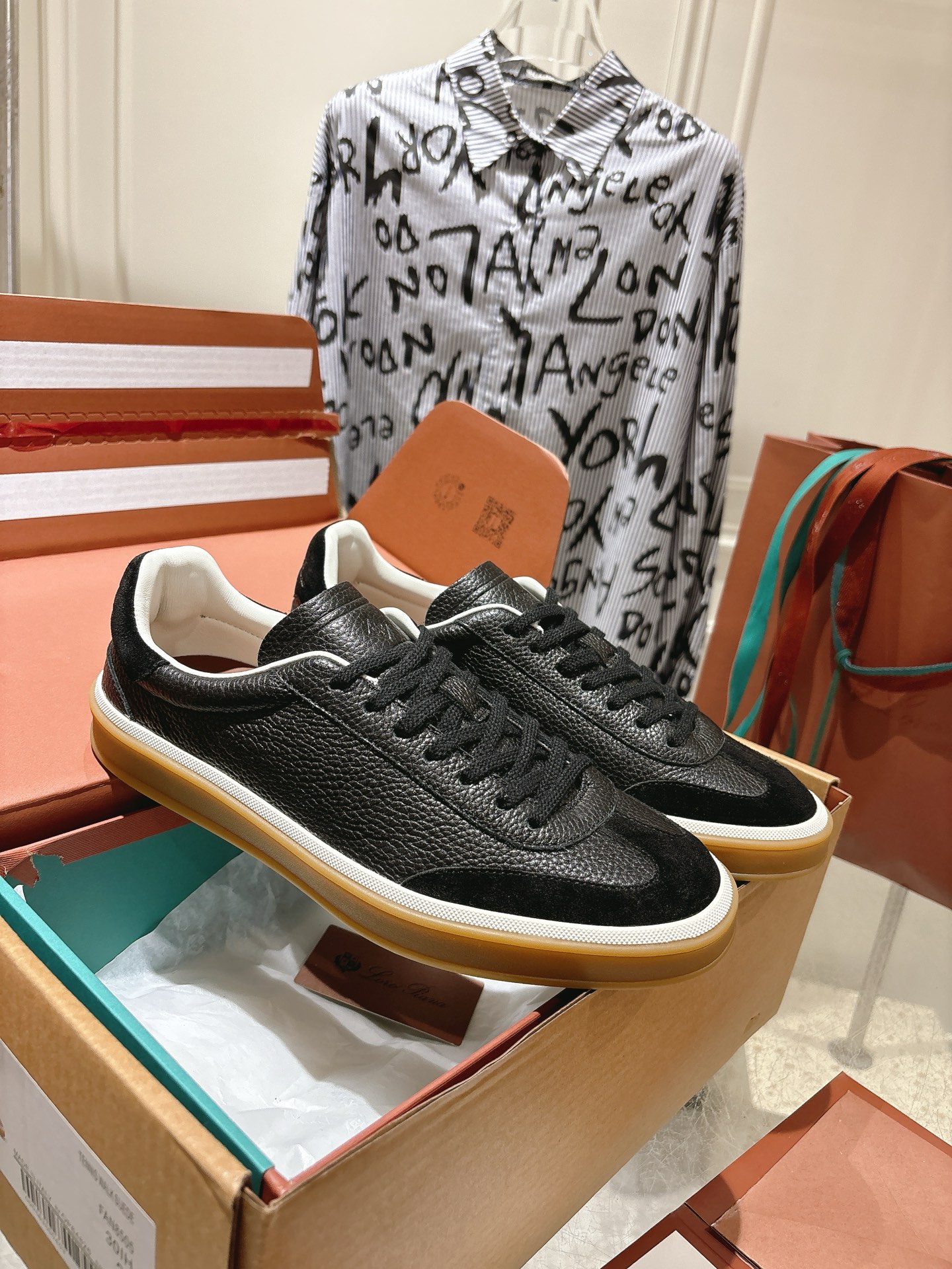 
Loropiana Tennis Walk 德训运动鞋
这款Tennis Walk运动鞋采用粒面牛皮革制成，设计精致、灵活百搭，适合全年穿着。这款鞋履采用超低帮设计，搭配焦糖色杯型鞋底和米白色橡胶包边，呈现独特的双层鞋底视觉效果。Kummel色调鞋跟嵌饰也十分引人注目。鞋跟处饰有Kummel色嵌饰，鞋舌压印LP徽标，棉质系带开合，原版橡胶鞋底
材料：牛皮/牛反绒
码数：35-44（女41男38.45定制不退换）