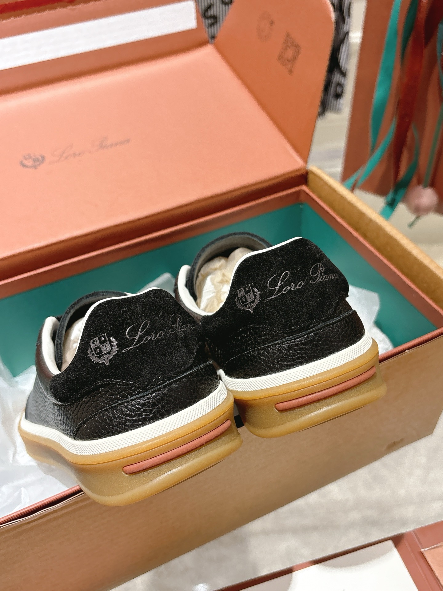 
Loropiana Tennis Walk 德训运动鞋
这款Tennis Walk运动鞋采用粒面牛皮革制成，设计精致、灵活百搭，适合全年穿着。这款鞋履采用超低帮设计，搭配焦糖色杯型鞋底和米白色橡胶包边，呈现独特的双层鞋底视觉效果。Kummel色调鞋跟嵌饰也十分引人注目。鞋跟处饰有Kummel色嵌饰，鞋舌压印LP徽标，棉质系带开合，原版橡胶鞋底
材料：牛皮/牛反绒
码数：35-44（女41男38.45定制不退换）