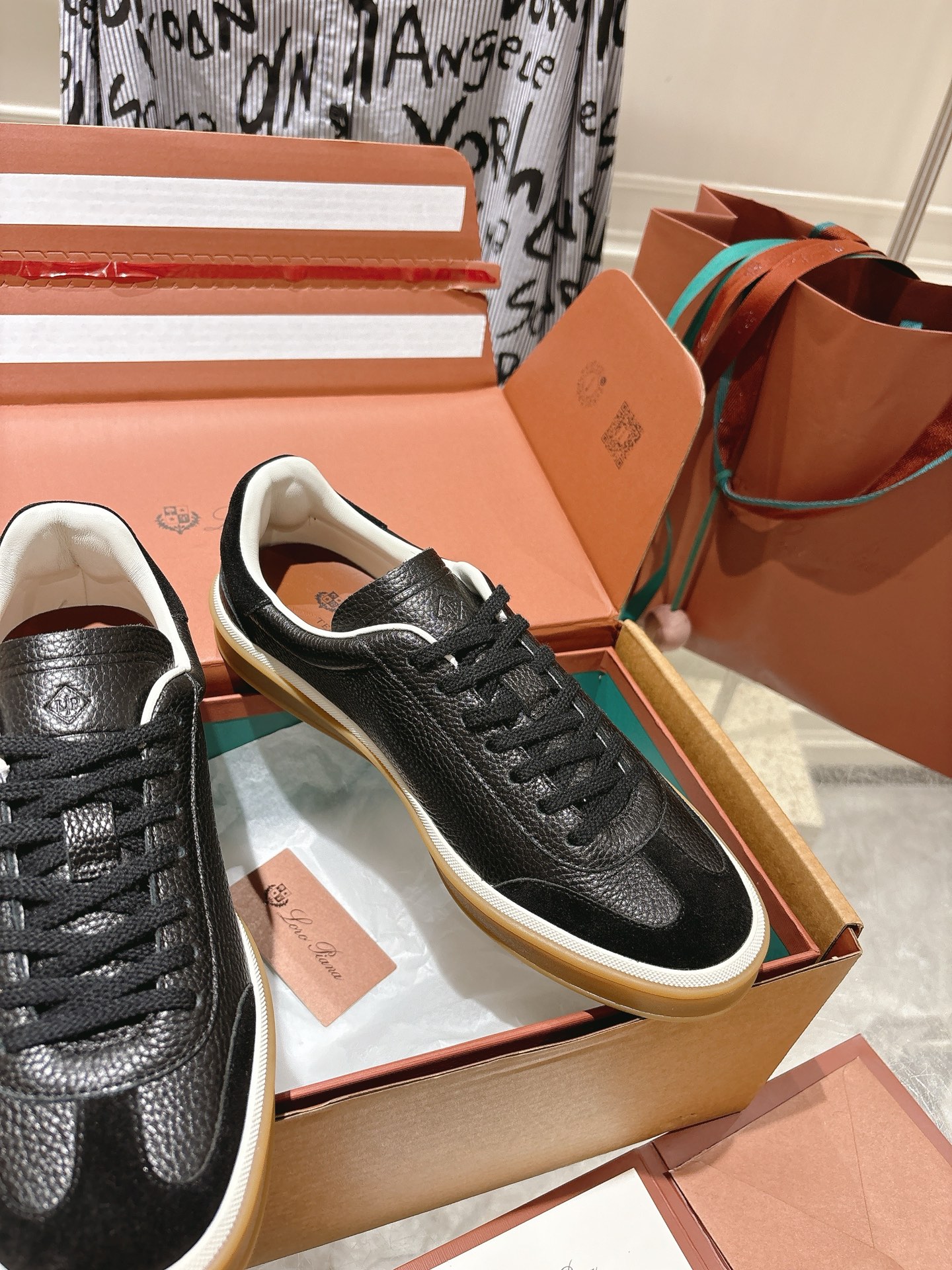 
Loropiana Tennis Walk 德训运动鞋
这款Tennis Walk运动鞋采用粒面牛皮革制成，设计精致、灵活百搭，适合全年穿着。这款鞋履采用超低帮设计，搭配焦糖色杯型鞋底和米白色橡胶包边，呈现独特的双层鞋底视觉效果。Kummel色调鞋跟嵌饰也十分引人注目。鞋跟处饰有Kummel色嵌饰，鞋舌压印LP徽标，棉质系带开合，原版橡胶鞋底
材料：牛皮/牛反绒
码数：35-44（女41男38.45定制不退换）