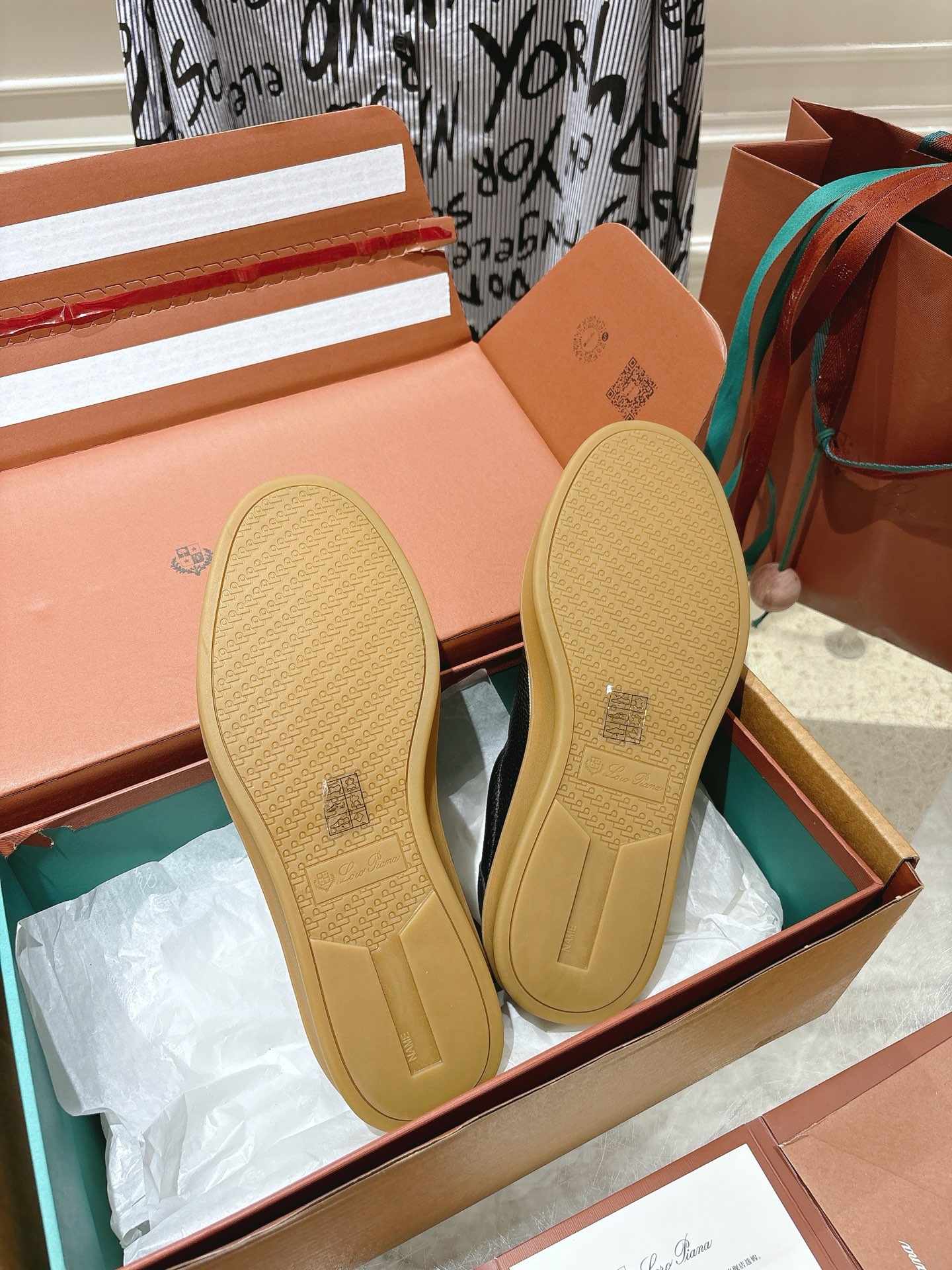 
Loropiana Tennis Walk 德训运动鞋
这款Tennis Walk运动鞋采用粒面牛皮革制成，设计精致、灵活百搭，适合全年穿着。这款鞋履采用超低帮设计，搭配焦糖色杯型鞋底和米白色橡胶包边，呈现独特的双层鞋底视觉效果。Kummel色调鞋跟嵌饰也十分引人注目。鞋跟处饰有Kummel色嵌饰，鞋舌压印LP徽标，棉质系带开合，原版橡胶鞋底
材料：牛皮/牛反绒
码数：35-44（女41男38.45定制不退换）