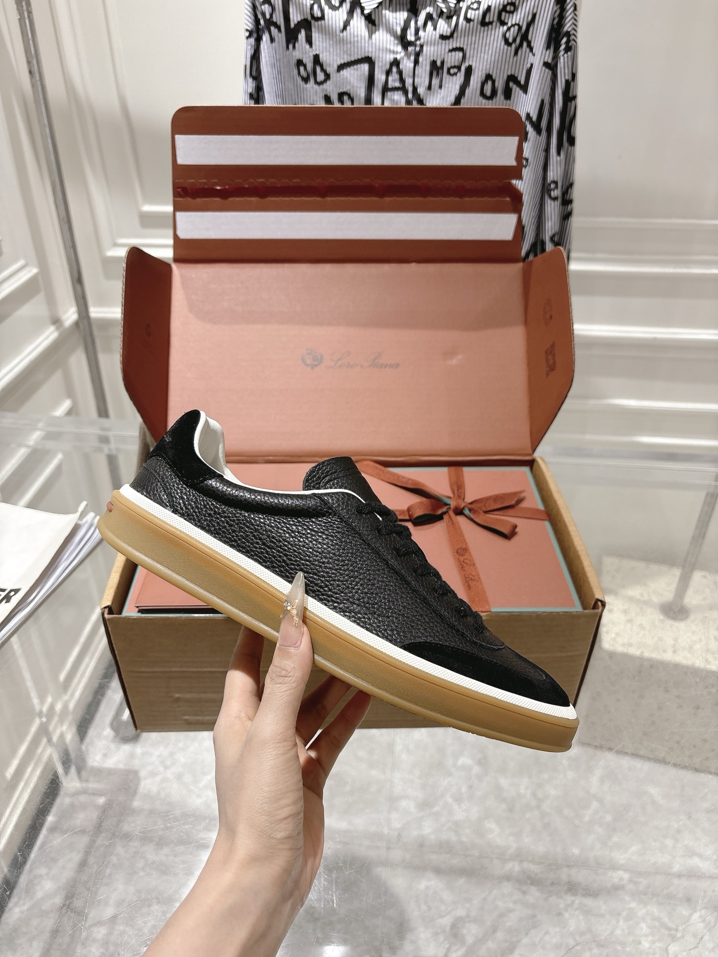 
Loropiana Tennis Walk 德训运动鞋
这款Tennis Walk运动鞋采用粒面牛皮革制成，设计精致、灵活百搭，适合全年穿着。这款鞋履采用超低帮设计，搭配焦糖色杯型鞋底和米白色橡胶包边，呈现独特的双层鞋底视觉效果。Kummel色调鞋跟嵌饰也十分引人注目。鞋跟处饰有Kummel色嵌饰，鞋舌压印LP徽标，棉质系带开合，原版橡胶鞋底
材料：牛皮/牛反绒
码数：35-44（女41男38.45定制不退换）