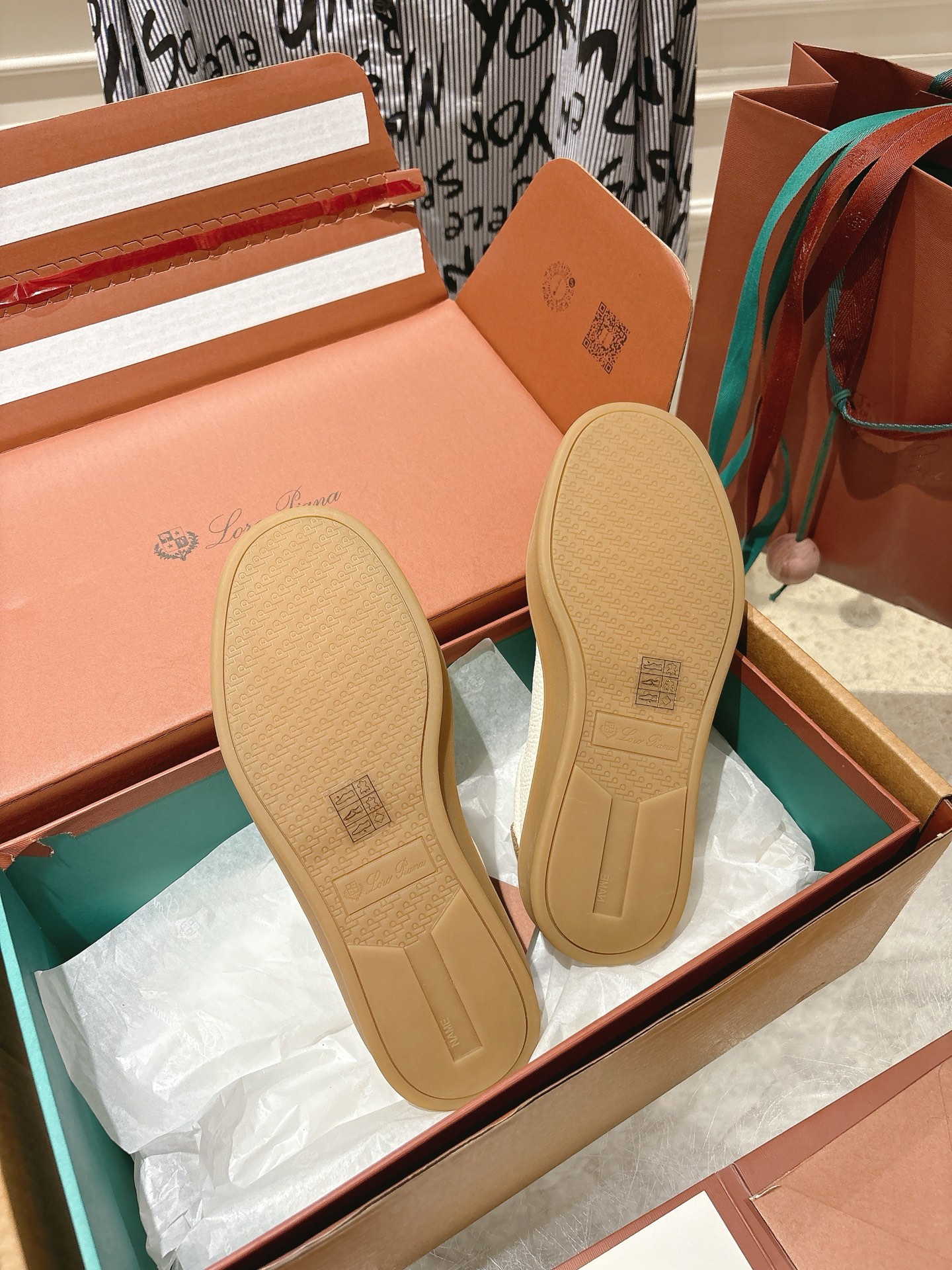 
Loropiana Tennis Walk 德训运动鞋
这款Tennis Walk运动鞋采用粒面牛皮革制成，设计精致、灵活百搭，适合全年穿着。这款鞋履采用超低帮设计，搭配焦糖色杯型鞋底和米白色橡胶包边，呈现独特的双层鞋底视觉效果。Kummel色调鞋跟嵌饰也十分引人注目。鞋跟处饰有Kummel色嵌饰，鞋舌压印LP徽标，棉质系带开合，原版橡胶鞋底
材料：牛皮/牛反绒
码数：35-44（女41男38.45定制不退换）