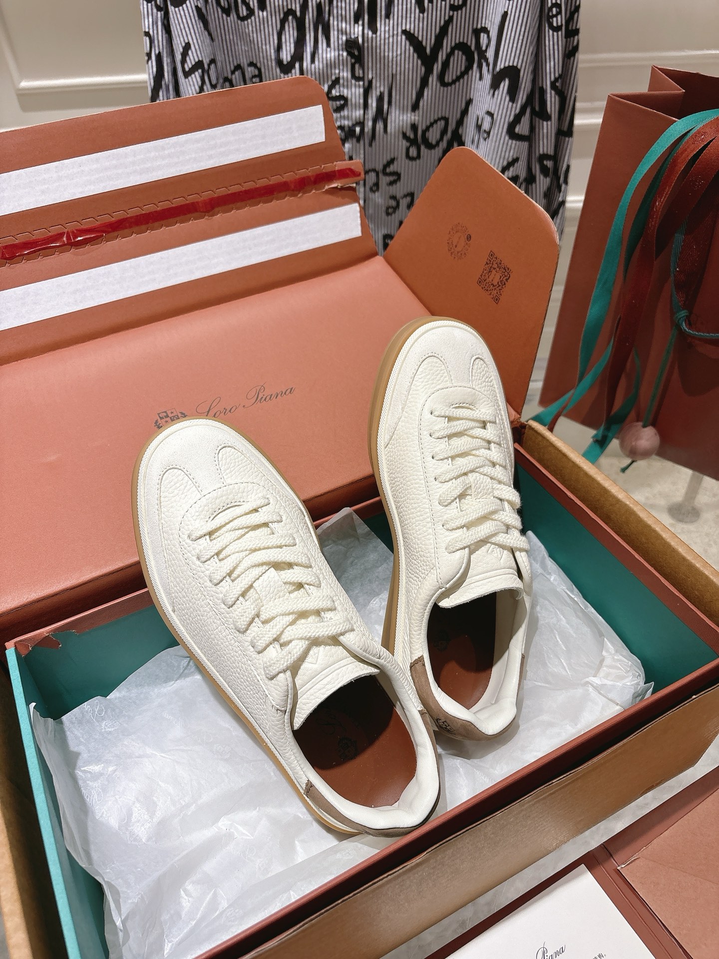 
Loropiana Tennis Walk 德训运动鞋
这款Tennis Walk运动鞋采用粒面牛皮革制成，设计精致、灵活百搭，适合全年穿着。这款鞋履采用超低帮设计，搭配焦糖色杯型鞋底和米白色橡胶包边，呈现独特的双层鞋底视觉效果。Kummel色调鞋跟嵌饰也十分引人注目。鞋跟处饰有Kummel色嵌饰，鞋舌压印LP徽标，棉质系带开合，原版橡胶鞋底
材料：牛皮/牛反绒
码数：35-44（女41男38.45定制不退换）