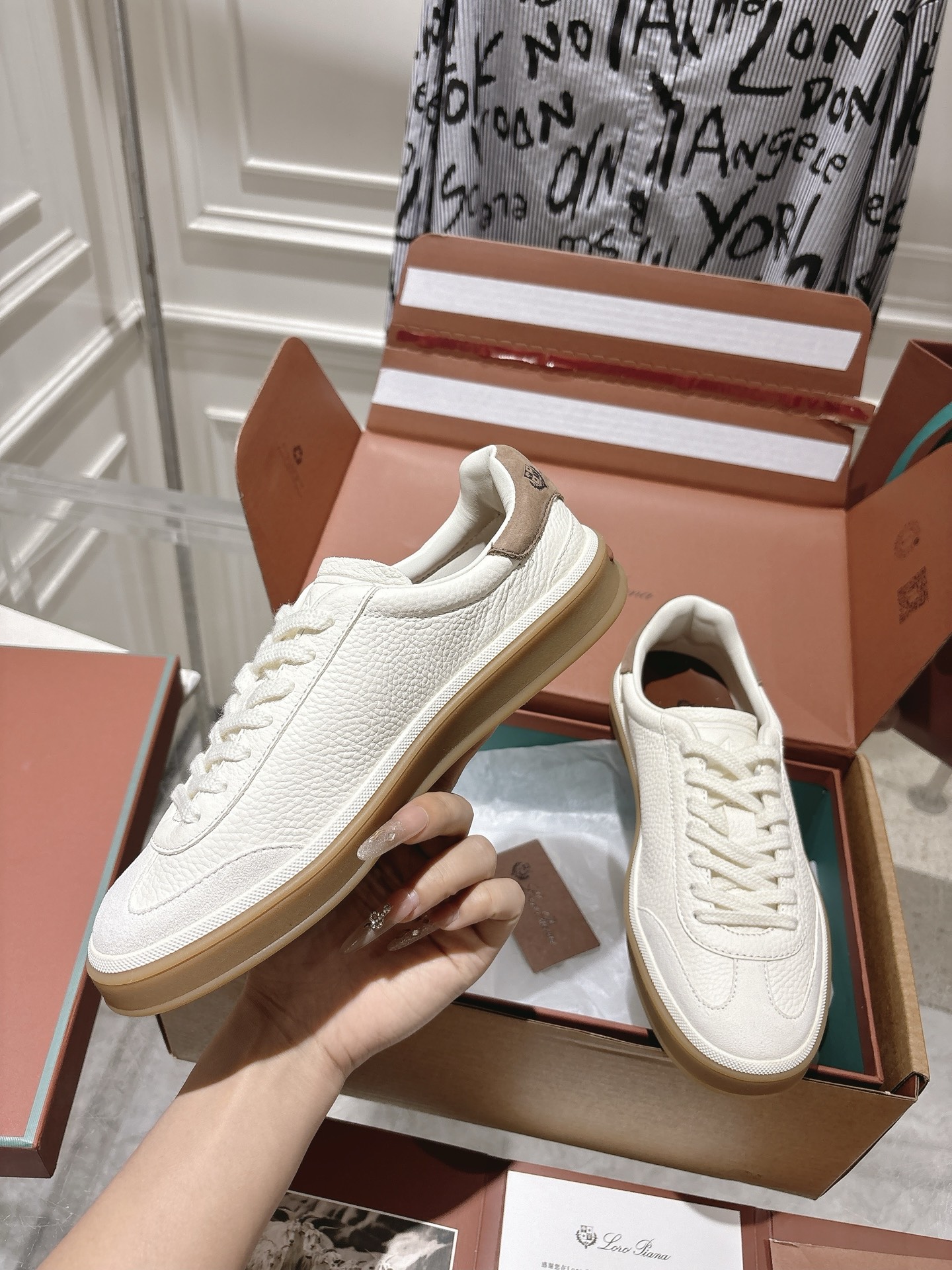 
Loropiana Tennis Walk 德训运动鞋
这款Tennis Walk运动鞋采用粒面牛皮革制成，设计精致、灵活百搭，适合全年穿着。这款鞋履采用超低帮设计，搭配焦糖色杯型鞋底和米白色橡胶包边，呈现独特的双层鞋底视觉效果。Kummel色调鞋跟嵌饰也十分引人注目。鞋跟处饰有Kummel色嵌饰，鞋舌压印LP徽标，棉质系带开合，原版橡胶鞋底
材料：牛皮/牛反绒
码数：35-44（女41男38.45定制不退换）